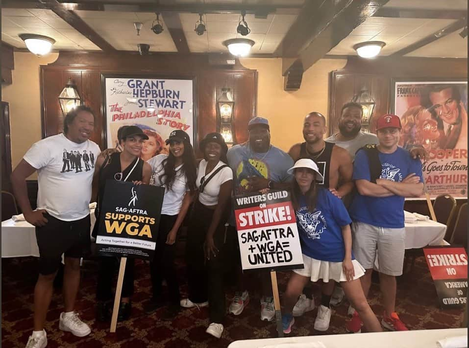 ロザリオ・ドーソンのインスタグラム：「GO TEAM! #sagaftrastrike #sagaftrastrong #wgastrike #wgastrong DAY 1」