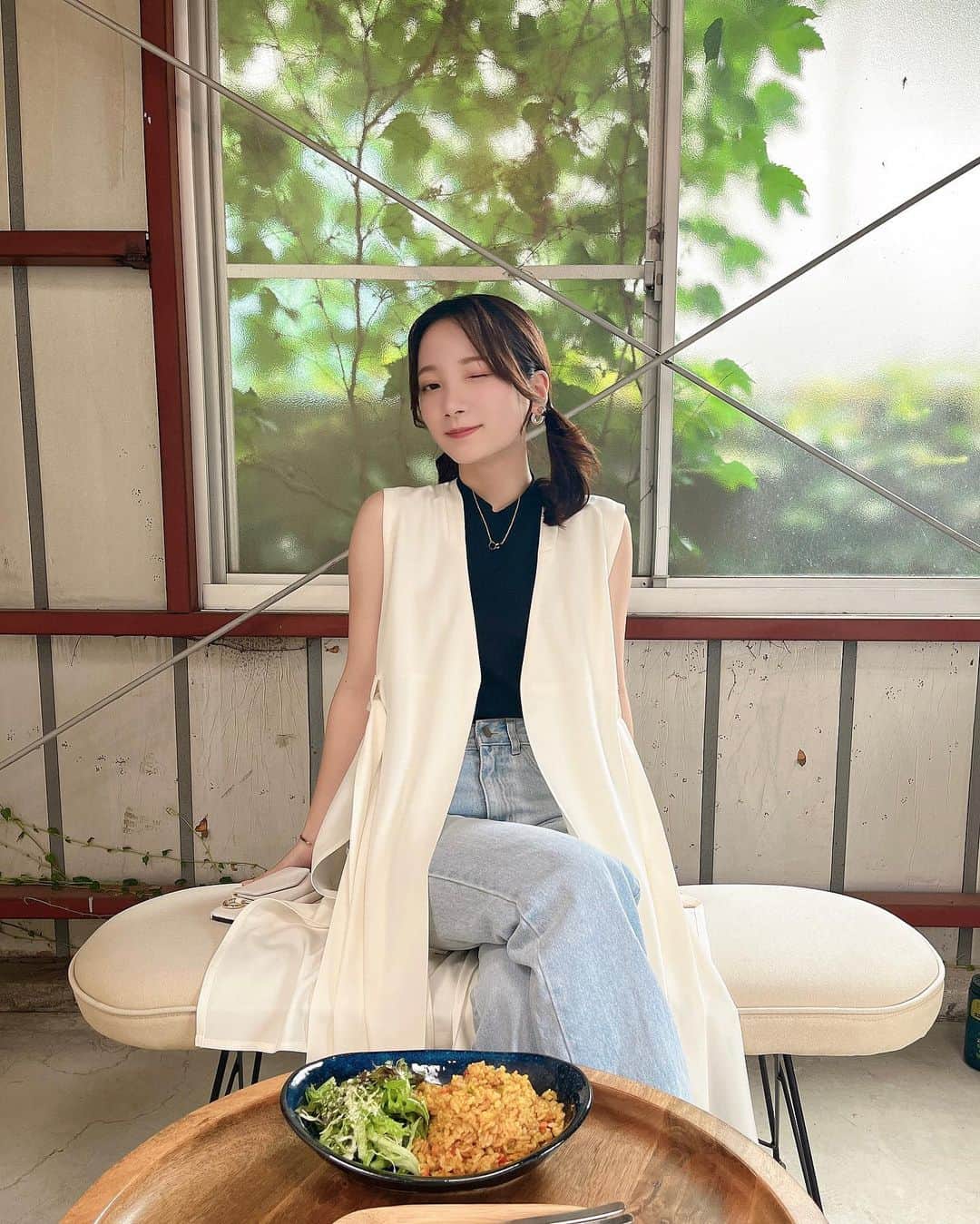 KATOCHIAYAのインスタグラム：「ついん⌒(｡･.･｡)⌒  大人カジュアルなお洋服のときは お化粧や髪型で幼い雰囲気のお顔にするとか そういうミスマッチ感にハマってる😚  ドライカレー美味しかったです🍛🤍  #透明感カラー #透明感 #インフルエンサー #ミスコン #プチプラコーデ #韓国ヘア #韓国ファッション #関西サロモ #関西サロンモデル #東京サロモ #関東サロモ #低身長コーデ #148cmコーデ #モデルプレスパワープッシュ #大阪サロモ #関西被写体 #高見えコーデ #ワンホンヘア #ワンホン #UNIQLOコーデ #grl購入品 #暗髪ヘア #韓国巻き #くびれヘア #grlコーデ #スナイデル #snidel #きれいめコーデ」
