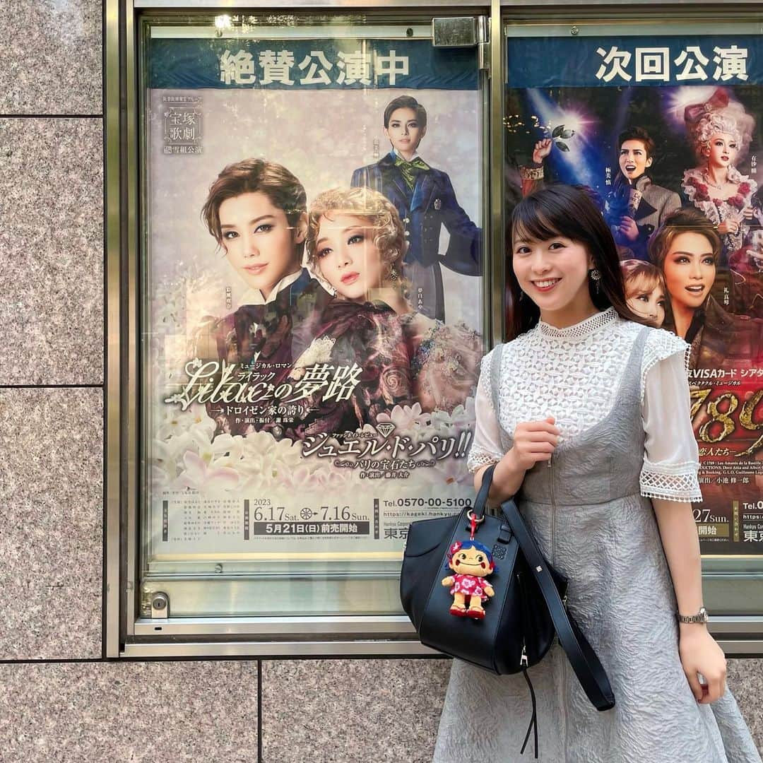 藤本真未さんのインスタグラム写真 - (藤本真未Instagram)「* 宝塚歌劇雪組公演❄️ 『Lilac（ライラック）の夢路』 －ドロイゼン家の誇り－ 『ジュエル・ド・パリ!!』 －パリの宝石たち－ 　 少し前にまいさん【@m_loves_kcosme 】に お誘いいただき観劇しました💃🕺 なんとこの日、まいさんから韓国のお土産もいただきました🥺❤️🤍めちゃくちゃ可愛い＆美味しかった！(3枚目) ＼渡韓情報・韓国コスメ情報はまいさんにお任せ／ ありがとうございました🤲 * 宝塚は夢の時間ですね☺️💭 お芝居は、あんなにステキなイケメン5人兄弟が実在したら大変だ👀⚡️と思いました☺️ (なんという感想…笑) ショーも華やかでとっても好きでした💎💎 * #宝塚歌劇 #宝塚歌劇団 #宝塚 #takarazuka  #雪組公演 #雪組 #Lilacの夢路 #ジュエルドパリ #東京宝塚劇場 #日比谷 #舞台 #舞台鑑賞 #彩風咲奈 #朝美絢 #和希そら」7月15日 12時58分 - manamifujimoto108