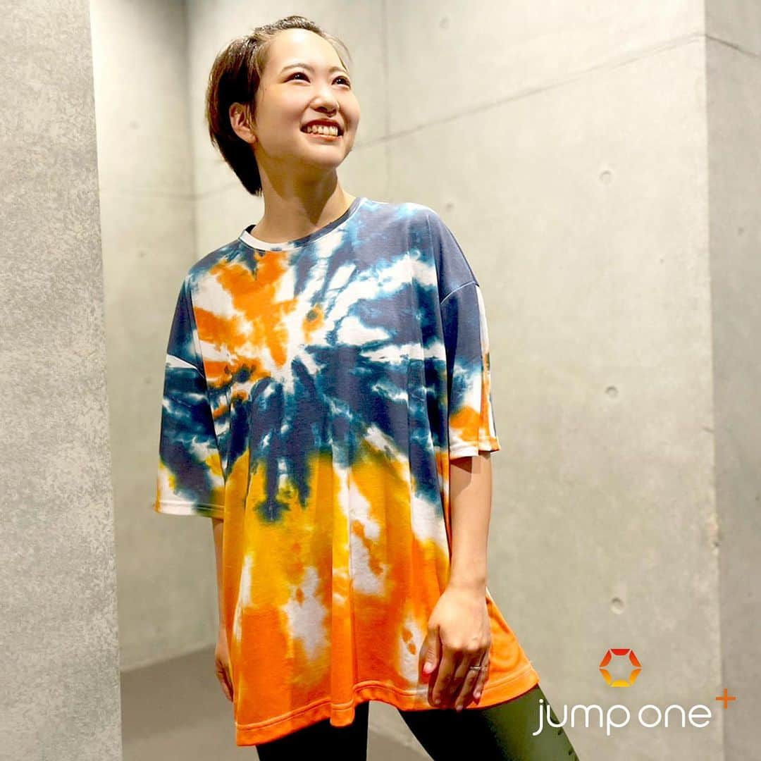 jump one（ジャンプワン）さんのインスタグラム写真 - (jump one（ジャンプワン）Instagram)「【 jump one+ Apparel –Tシャツ– 】 . 7/15(Sat)発売の商品着用イメージはこちら！ . 夏の定番、大人気のタイダイ柄Tシャツが登場！ 真夏の日差しのような強めの色をミックスさせた、jump oneオリジナルの柄です☀️ . スペシャルレッスン「jump MIX SMMR 2023」にもピッタリ！ぜひ着用してjump one の夏をお楽しみください♪ . カラーは、オレンジ×ブルーグリーン、レッド×カーキの2色展開。 . 素材はポリエステル＋レーヨンでシワになりにくく、耐久性と吸水・速乾性に優れています。 . . 【NEW】BigシルエットタイダイTシャツ 取扱店舗: 全店舗 PRICE: ¥10,780(incl. tax) SIZE: 46 / 48 COLOR: オレンジ / レッド . ※サイズに関してはこちらをご覧ください。 URL: https://www.jumpone.jp/size-guide/ . ※店舗以外でのご購入を希望される方は、こちらよりお気軽にお問合せください。 URL: https://www.jumpone.jp/contact/ . . Model: インストラクター Risa (KCJJ) . . #jumpone #ジャンプワン #フィットネス #トランポリン #暗闇フィットネス #女性専用ジム #ダイエット #体幹トレーニング #お腹痩せ #脚痩せ #ストレス解消 #トランポリンフィットネス #楽しくダイエット #新商品発売 #新商品情報 #タイダイ #タイダイtシャツ #Bigシルエット #ビックシルエット」7月15日 13時08分 - jumpone_official