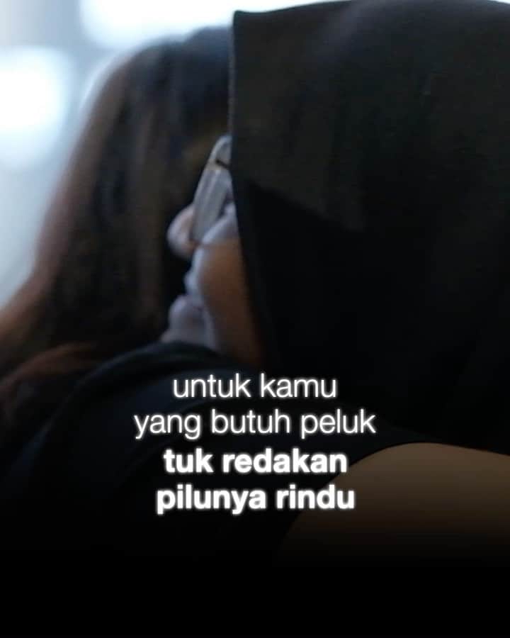 Prilly Latuconsinaのインスタグラム：「Special Screening dan Meet & Greet SOLO ✨  Teman-teman Solo siap-siap ya! Kita akan nonton film Ketika Berhenti Di Sini duluan dan bersama-sama merayakan kehilangan serta berbagi cerita pilu bareng @umayshahab @prillylatuconsina96 @refalhady @bryandomani_bd_ dan @__________saldi   SENIN, 17 JULI 2023  📍THE PARK XXI Show: 14.30 WIB | 14.45 WIB Meet & Greet: 17.00 WIB  Tiketnya bisa kamu beli sekarang di aplikasi @tix_id atau M.tix ya.  Sampai jumpa di Solo!  #KetikaBerhentidiSini #MerayakanKehilangan」