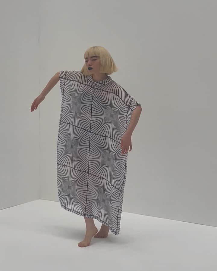 皆川明のインスタグラム：「アオイヤマダという エネルギーが服を纏い 服が生命体になっていく。  7.8年ぶりのセッション その時から光がさらに増している。」
