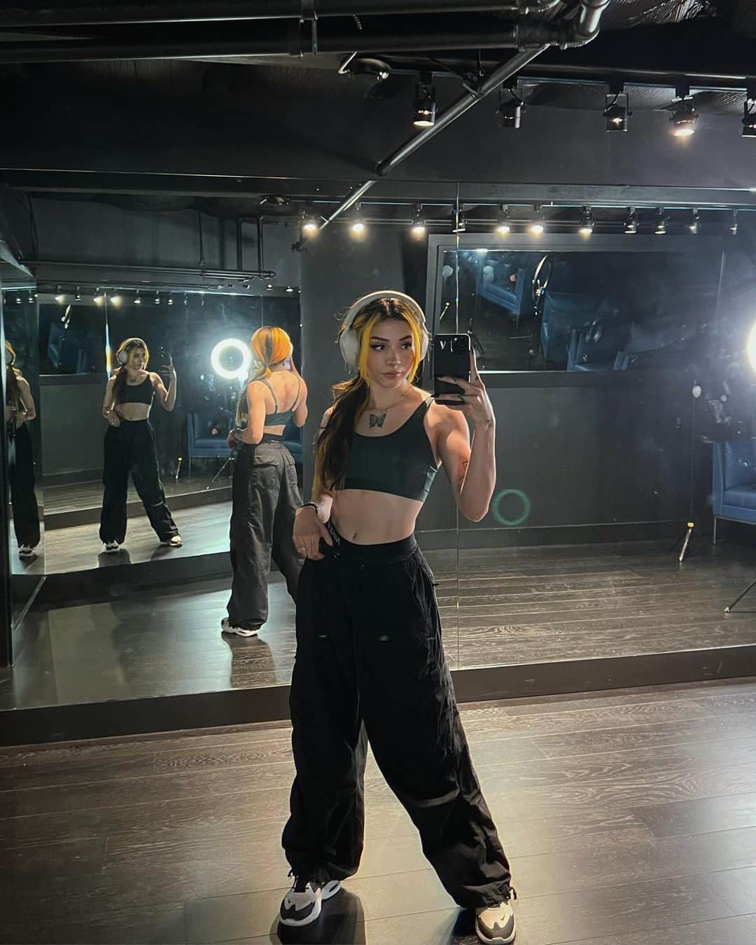 バレンティナ・アコスタ・ギラルドのインスタグラム：「Okay I’m trying to understand how this works 😂😂😂 I’m getting the working out part down, but I’m still learning how to make some fitness content. I don’t know how to flex right yet lmao but I tried, so there’s my awkward pose videos 😎 I like them tho 😮‍💨 It took me a while to start seeing results on my workouts, but it was mainly my diet. In my case, I was not eating enough 🤦🏻‍♀️  As I move my body and I’m getting stronger, I can tell how my mental health, confidence and energy have improved 🥹. Practicing sports and moving the body is such a beautiful and healthy thing, and I encourage y’all to give it a chance. And if you already do, keep it going!!! I love seeing more and more people getting into this. Let’s keep hyping each other and pushing to be better ♥️ And for the fellas that think they are not made for a fitness life, let me tell you that I used to hate it lololol My archery coaches and school PE professors are witnesses of it. Just give it some time. At the start we all just had to take the power away from the inner little bitch that says we can not. ✨ Love Y’all.  (Btw, my profile won’t be mainly fitness as I have many other things to share with everyone, but you will be seeing it more often 🫶🏻)」