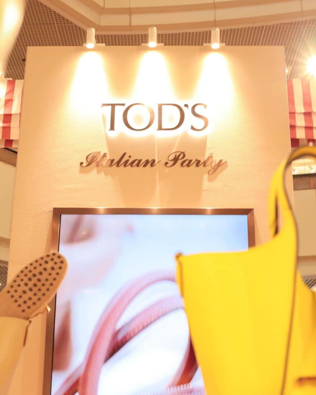 Noel LHYさんのインスタグラム写真 - (Noel LHYInstagram)「| 𝐒𝐮𝐦𝐦𝐞𝐫 𝐁𝐫𝐞𝐞𝐳𝐞 @tods   We party like the Italian 🇮🇹  @tods #tods  TOD’S Italian Party Popup Pre-Fall 2023 Collection Popup Exhibition opens from 12th to 25th July at Atrium II, Gateway Arcade of Harbour City in TST.  Outfits : @tods #tods」7月15日 13時15分 - no3l