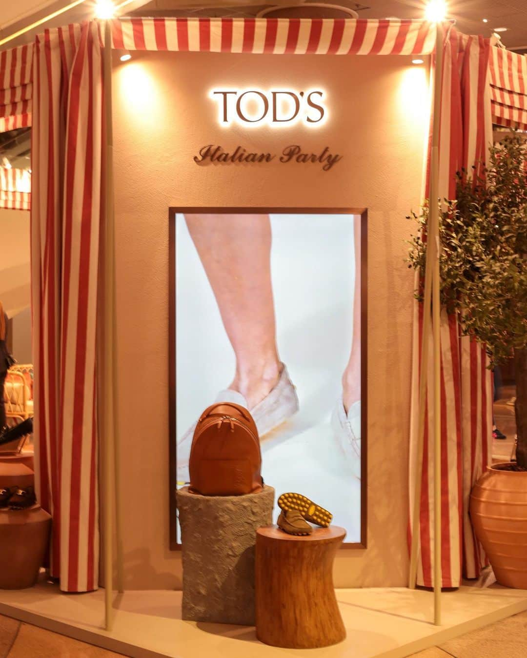 Noel LHYさんのインスタグラム写真 - (Noel LHYInstagram)「| 𝐒𝐮𝐦𝐦𝐞𝐫 𝐁𝐫𝐞𝐞𝐳𝐞 @tods   We party like the Italian 🇮🇹  @tods #tods  TOD’S Italian Party Popup Pre-Fall 2023 Collection Popup Exhibition opens from 12th to 25th July at Atrium II, Gateway Arcade of Harbour City in TST.  Outfits : @tods #tods」7月15日 13時15分 - no3l