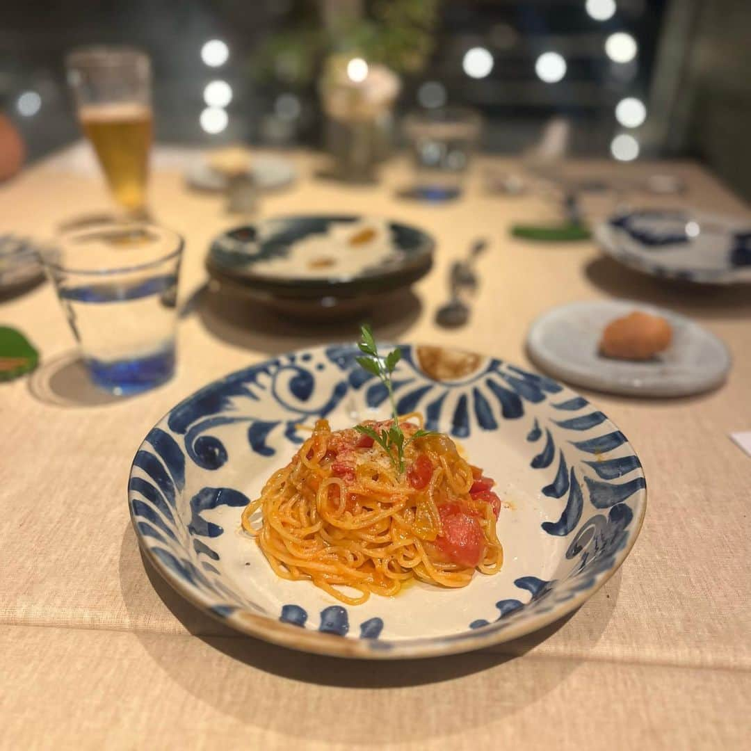 クリス智子さんのインスタグラム写真 - (クリス智子Instagram)「《沖縄旅》 小さなシェフ👩‍🍳ビッグシェフに習う。  今年もお世話になった、恩納村にある大好きなオーベルジュ「皿の上の自然」。那須シェフと奥さま・陵々さんに会うのを楽しみに。 @saranouenoshizen   シェフの素晴らしいコースに舌鼓を打っていると、途中、「つくるか？」と息子も一緒に厨房入り。  トマトパスタを直々に教わるラッキー体験。プロの仕事を、間近に体験できることほど、ありがたいことなし。 真剣にやっていて、楽しそうでした。色々、間近で見てハッとしたこと、感じたこと、大事にね。 いやぁ、おいしかったさぁ。😌  シェフ、陵々さん、 スタッフみなさん、ありがとうございました👏 また、レシピが一枚、増えた夏。  #皿の上の自然  #ちいさなシェフ #息子料理シリーズ」7月15日 13時24分 - chris_tomoko