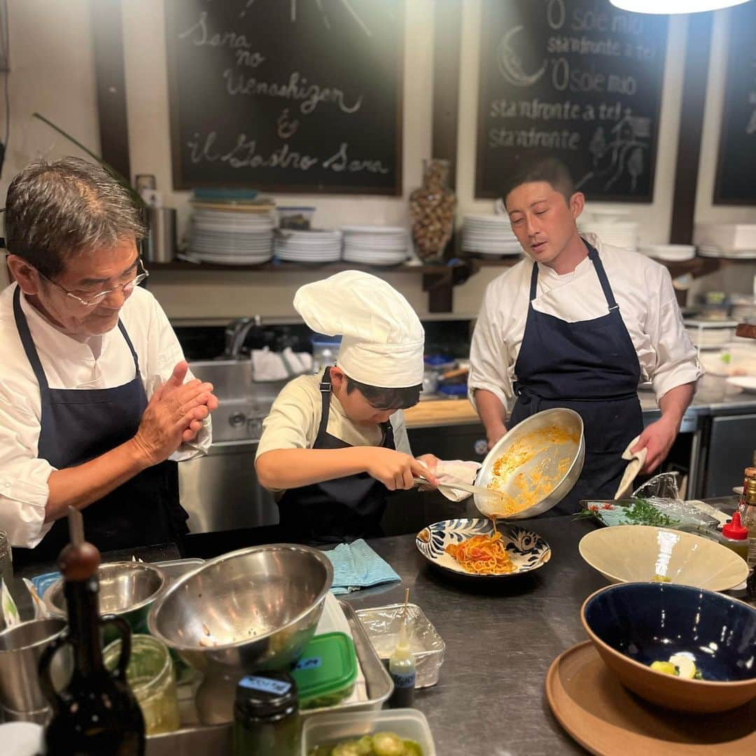 クリス智子さんのインスタグラム写真 - (クリス智子Instagram)「《沖縄旅》 小さなシェフ👩‍🍳ビッグシェフに習う。  今年もお世話になった、恩納村にある大好きなオーベルジュ「皿の上の自然」。那須シェフと奥さま・陵々さんに会うのを楽しみに。 @saranouenoshizen   シェフの素晴らしいコースに舌鼓を打っていると、途中、「つくるか？」と息子も一緒に厨房入り。  トマトパスタを直々に教わるラッキー体験。プロの仕事を、間近に体験できることほど、ありがたいことなし。 真剣にやっていて、楽しそうでした。色々、間近で見てハッとしたこと、感じたこと、大事にね。 いやぁ、おいしかったさぁ。😌  シェフ、陵々さん、 スタッフみなさん、ありがとうございました👏 また、レシピが一枚、増えた夏。  #皿の上の自然  #ちいさなシェフ #息子料理シリーズ」7月15日 13時24分 - chris_tomoko