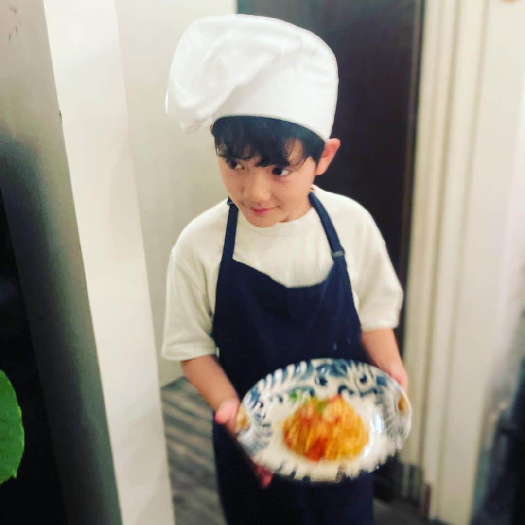 クリス智子さんのインスタグラム写真 - (クリス智子Instagram)「《沖縄旅》 小さなシェフ👩‍🍳ビッグシェフに習う。  今年もお世話になった、恩納村にある大好きなオーベルジュ「皿の上の自然」。那須シェフと奥さま・陵々さんに会うのを楽しみに。 @saranouenoshizen   シェフの素晴らしいコースに舌鼓を打っていると、途中、「つくるか？」と息子も一緒に厨房入り。  トマトパスタを直々に教わるラッキー体験。プロの仕事を、間近に体験できることほど、ありがたいことなし。 真剣にやっていて、楽しそうでした。色々、間近で見てハッとしたこと、感じたこと、大事にね。 いやぁ、おいしかったさぁ。😌  シェフ、陵々さん、 スタッフみなさん、ありがとうございました👏 また、レシピが一枚、増えた夏。  #皿の上の自然  #ちいさなシェフ #息子料理シリーズ」7月15日 13時24分 - chris_tomoko