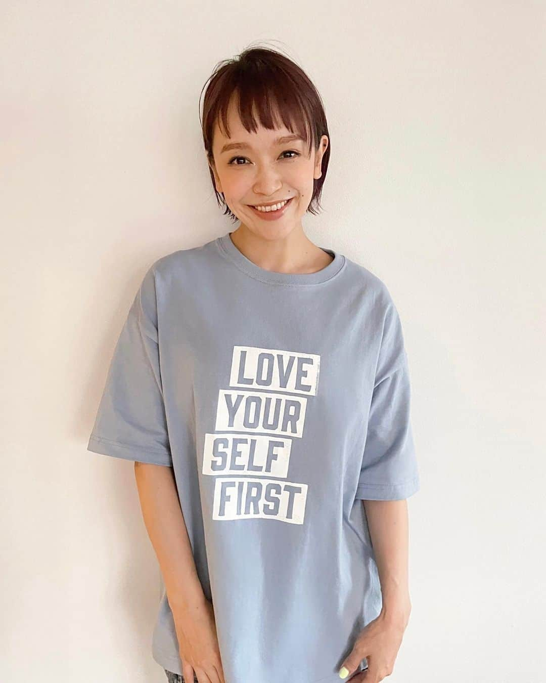 Soweluさんのインスタグラム写真 - (SoweluInstagram)「この前のライブで販売した 『Love your self first』 Tシャツ。 たくさんの方からほしいとのお声をいただいたので通販をやることになり やっとこ準備ができました！  本当に苦しかった時に 私を救ってくれた言葉  『Love your self first』 まずは自分のことを愛そう  この言葉にハッとさせられて 誰かと比べて自分を卑下したり 自分で自分を責めたりするんじゃなくて まずは自分を愛してあげなきゃなって。 ありのままの自分を。 自分に優しく、自分を大切にしてあげる  そうやって自分自身をまず愛する事で まわりの人たちを大切に出来たり 本当の意味で愛せたりするのかなって  そんな事に気づかせてくれたメッセージなの。  1枚1枚手刷りで作っているので それぞれに味があって  1枚1枚に込めた想い そしてこのメッセージに込めた想いもみんなに届いてくれたら嬉しいな♡  作業場のエアコン壊れててめっちゃ暑かったから首にネッククーラーしながら刷ってたよ。笑  この後14:00から販売スタートになります🌿  販売先のリンクはプロフィールのとこに貼ってあるので、そこからCheckしてね😌 ・ ・ あっ、気づいたかな？ 髪切ったんだ！ カラーも久々ダークカラーにしてみたよ✴︎  暑い日が続くみたいだから 水分しっかりとって 栄養もちゃんととって たくさん寝て どうかお身体を大切に過ごしてね🎐 ・ ・ #loveyourselffirst #tshirt」7月15日 13時35分 - sowelu_