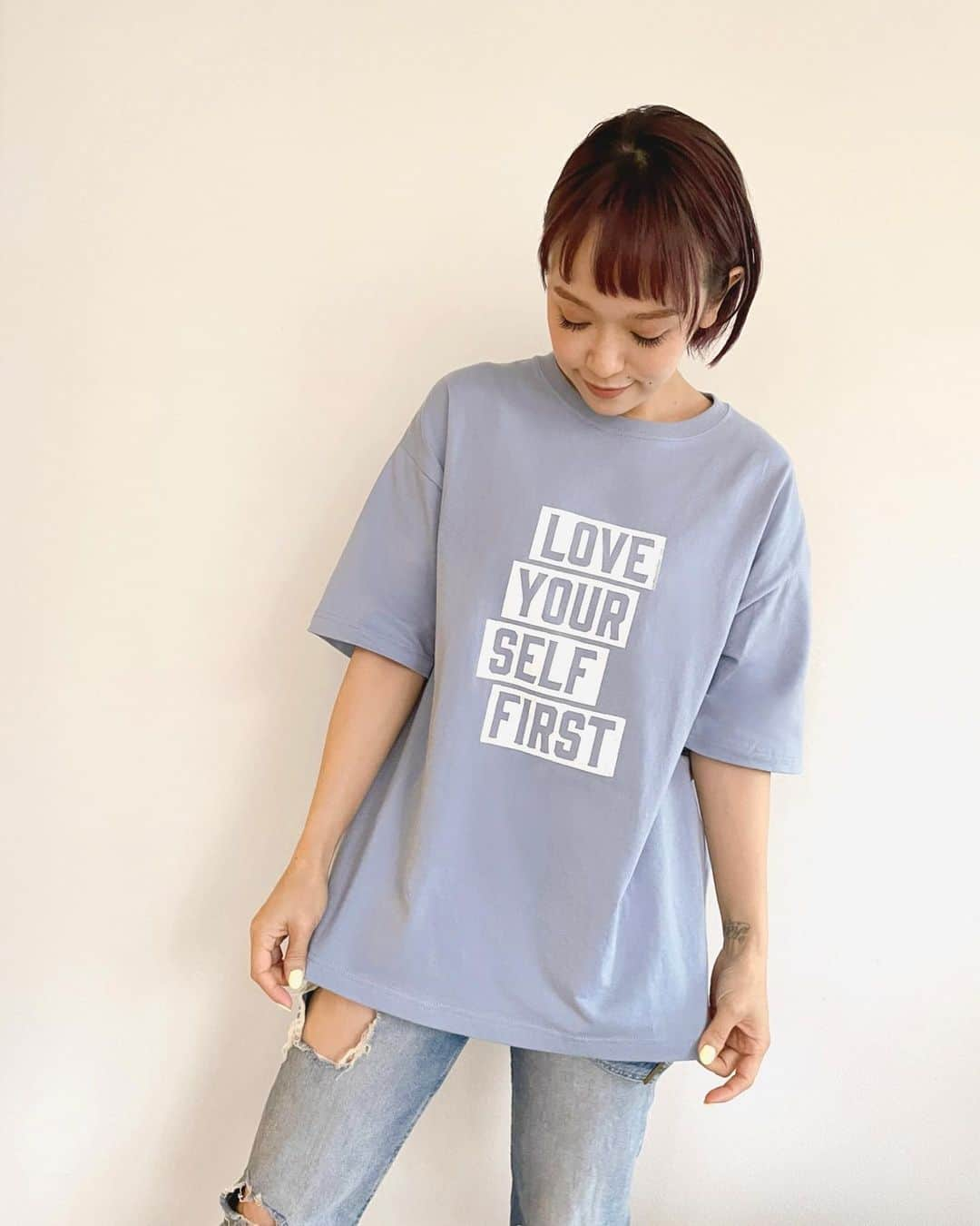 Soweluさんのインスタグラム写真 - (SoweluInstagram)「この前のライブで販売した 『Love your self first』 Tシャツ。 たくさんの方からほしいとのお声をいただいたので通販をやることになり やっとこ準備ができました！  本当に苦しかった時に 私を救ってくれた言葉  『Love your self first』 まずは自分のことを愛そう  この言葉にハッとさせられて 誰かと比べて自分を卑下したり 自分で自分を責めたりするんじゃなくて まずは自分を愛してあげなきゃなって。 ありのままの自分を。 自分に優しく、自分を大切にしてあげる  そうやって自分自身をまず愛する事で まわりの人たちを大切に出来たり 本当の意味で愛せたりするのかなって  そんな事に気づかせてくれたメッセージなの。  1枚1枚手刷りで作っているので それぞれに味があって  1枚1枚に込めた想い そしてこのメッセージに込めた想いもみんなに届いてくれたら嬉しいな♡  作業場のエアコン壊れててめっちゃ暑かったから首にネッククーラーしながら刷ってたよ。笑  この後14:00から販売スタートになります🌿  販売先のリンクはプロフィールのとこに貼ってあるので、そこからCheckしてね😌 ・ ・ あっ、気づいたかな？ 髪切ったんだ！ カラーも久々ダークカラーにしてみたよ✴︎  暑い日が続くみたいだから 水分しっかりとって 栄養もちゃんととって たくさん寝て どうかお身体を大切に過ごしてね🎐 ・ ・ #loveyourselffirst #tshirt」7月15日 13時35分 - sowelu_