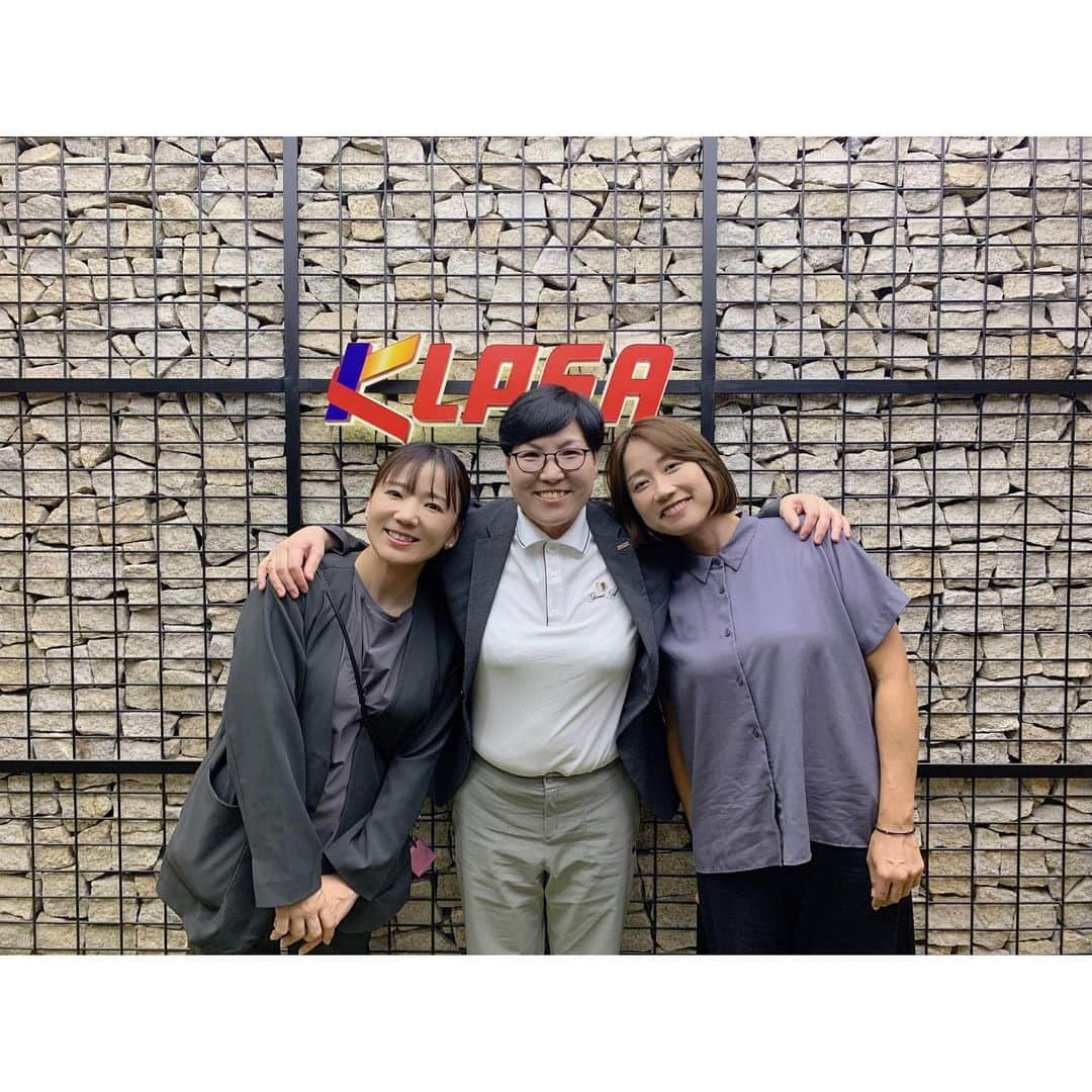 有村智恵さんのインスタグラム写真 - (有村智恵Instagram)「#有村の智慧_韓国ゴルフ取材旅  約1ヶ月前。 現在OA中の #有村の智慧 李知姫さんゲストの回で、知姫さんから韓国のゴルフ事情のお話を聞く機会があり。  直接行って見てみたい！体感してみたい！となり。  すごいスピードで実現してしまいました😍😍😍😍  まず初日は、KLPGAのオフィスへ。 日本ツアーで長く戦っておられた、イヨンミプロが現在KLPGAツアー協会の会長をされていて、懐かしい気持ちの中取材をさせて頂きました😍  初日からとても興味深い話をお聞きできて、夜のお食事も韓国の宮廷料理をご馳走になり、本当に胸いっぱいの１日からスタートになりました🥰  イヨンミプロ、KLPGAの皆様、本当にありがとうございました🥰  #KLPGA  #初日からOA何本分になるんだというほどの #濃い話をお聞きできました #早く皆さんに知ってもらいたいけど #OA観て欲しいので待っててください」7月15日 17時50分 - chiearimura