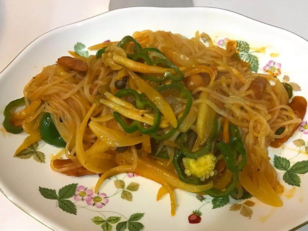 のインスタグラム：「#しらたきナポリタン #白滝ナポリタン #ダイエット  ピーマン🫑 玉ねぎ🧅 ニンニク🧄 しめじ🍄 ウィンナー🌭 しらたき一袋  味を引きたたせる為に 塩胡椒とタバスコ入れるの  しらたきは長すぎるから 半分に切ってね あとフォークの付け根に数本くるくるすると巻きついてくるんだけど 食べられません 洋服にソースが飛び散るから 素直に解きましょうね  これで糖質ゼロ❣️ こんにゃくは食べ過ぎると便秘になる、と言う人いるから ほどほどにね。 夜はヨーグルトを食べて終わりです。  とりあえず、お腹がはち切れそうなくらいお腹いっぱいです。 いい感じ😎」