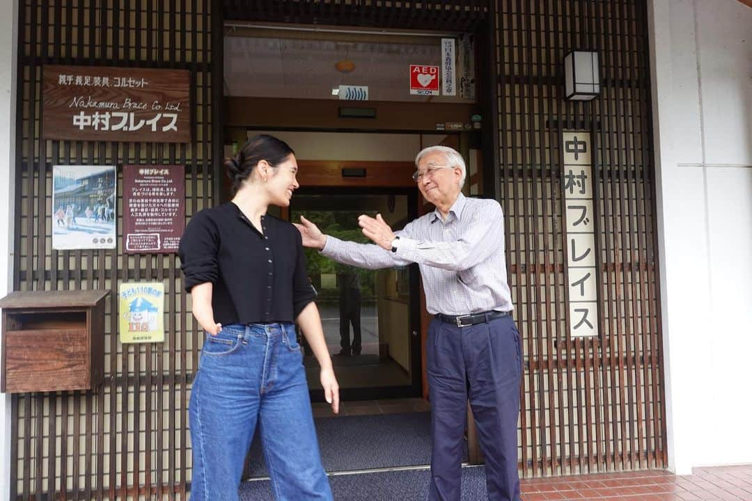 一ノ瀬メイさんのインスタグラム写真 - (一ノ瀬メイInstagram)「. 2015年、大学一年の時に所属していた近畿大学水上競技部の山本貴司監督の提案で繋がった中村ブレイスさん。 今までトレーニング義手を作ったことがないにも関わらず、即決でその提案にOKをくださってから8年。 本当に中村ブレイスなくして今の自分はないと心から思います。  当時日本ではほとんど誰も使っていなかったトレーニング義手を前例のない中作ってくださったことで広がった可能性は計り知れません。  左右で身体にかかる負荷がどうしても違うために曲がっていた背骨はまっすぐになり、小さい時から悩まされていた頭痛はなくなり、すっごく細かった右腕はトレーニングの幅が広がったおかげで逞しくなって左右のバランスがよくなった。 みんなが隣でやっているのを見ているだけだったチューブのトレーニングも、腕立ても、ベンチプレスも、中村ブレイスさんに想定外と言われた懸垂も笑、できるようになっていった。 トレーニング義手を使い始めた一年目は200m個人メドレーで5秒自己ベストを更新し、リオデジャネイロパラリンピックの代表にもなれた。 これだけでもすごいけど、この会社の本当にすごいところは身体的なサポートと同じくらい、精神的にも人を支えていることなんだと思う。 中村ブレイスのサポートを受ける中で、結果を残さないといけないとか、何か恩返しをしないといけないとか、「こうでなければ」を感じたことが一度もなくて。時に孤独な競技生活に、ただただ心強い、新たなチームが加わったような感覚だった。それはこの会社の温かさ、みなさんの優しさ、そして相手のどんな状態も受け入れる器の大きさなんだと思う。  アスリートを引退してもこうして繋がりが続いていくこと、一緒にチームとして歩むことができることが本当にありがたいなあと今回の石見銀山への旅を振り返りながら考えています。 中村ブレイス所属で陸上の試合に出場したり、他にも公開が楽しみなプロジェクトもあったり。 このご縁を大切にしたいです。☺️  ここで中村ブレイスをタグづけしたいところですがインスタグラムがないので気になった人は是非検索してください🫶笑」7月15日 13時33分 - mei_ichinose