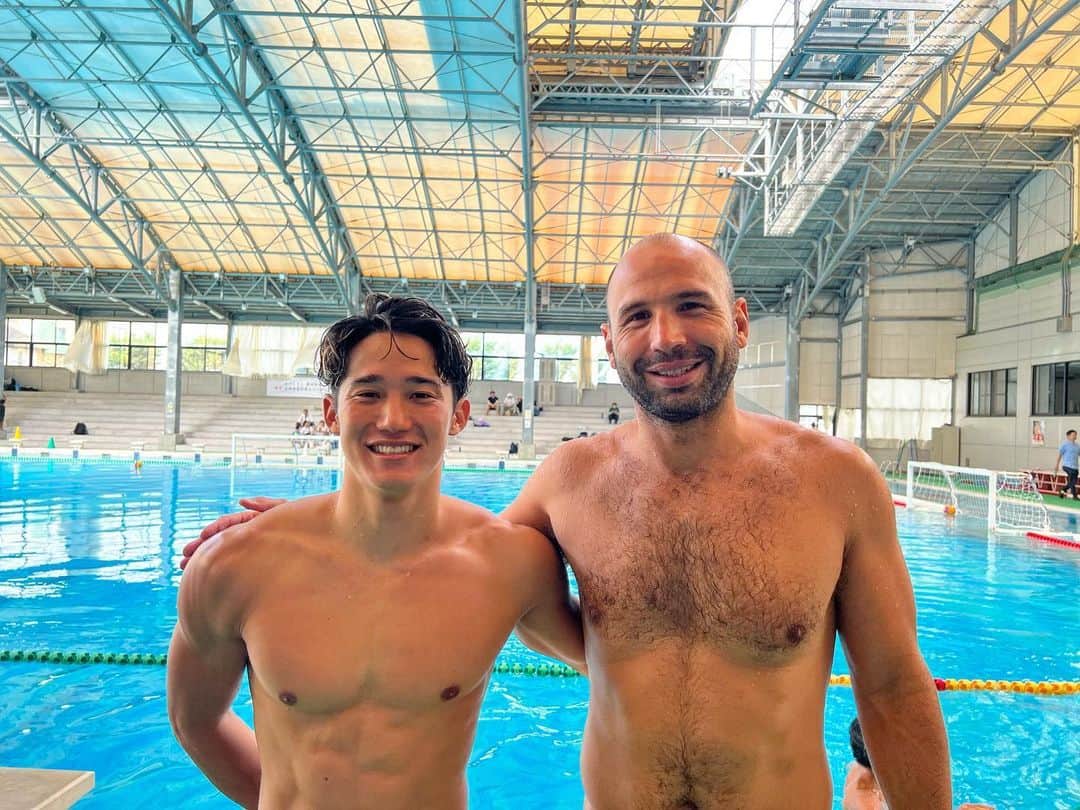荒井陸のインスタグラム：「🇯🇵🤝🇪🇸 スペインとの合同合宿が終わりました!! 初戦まであと2日です。  @felipeperrone10 は22年前の福岡世界水泳にも出場していて、今も主力選手としてスペイン代表で活躍しています。人格者であり、僕がずっと尊敬するプレーヤーの一人です。  #世界水泳 #憧れるのはやめましょう」