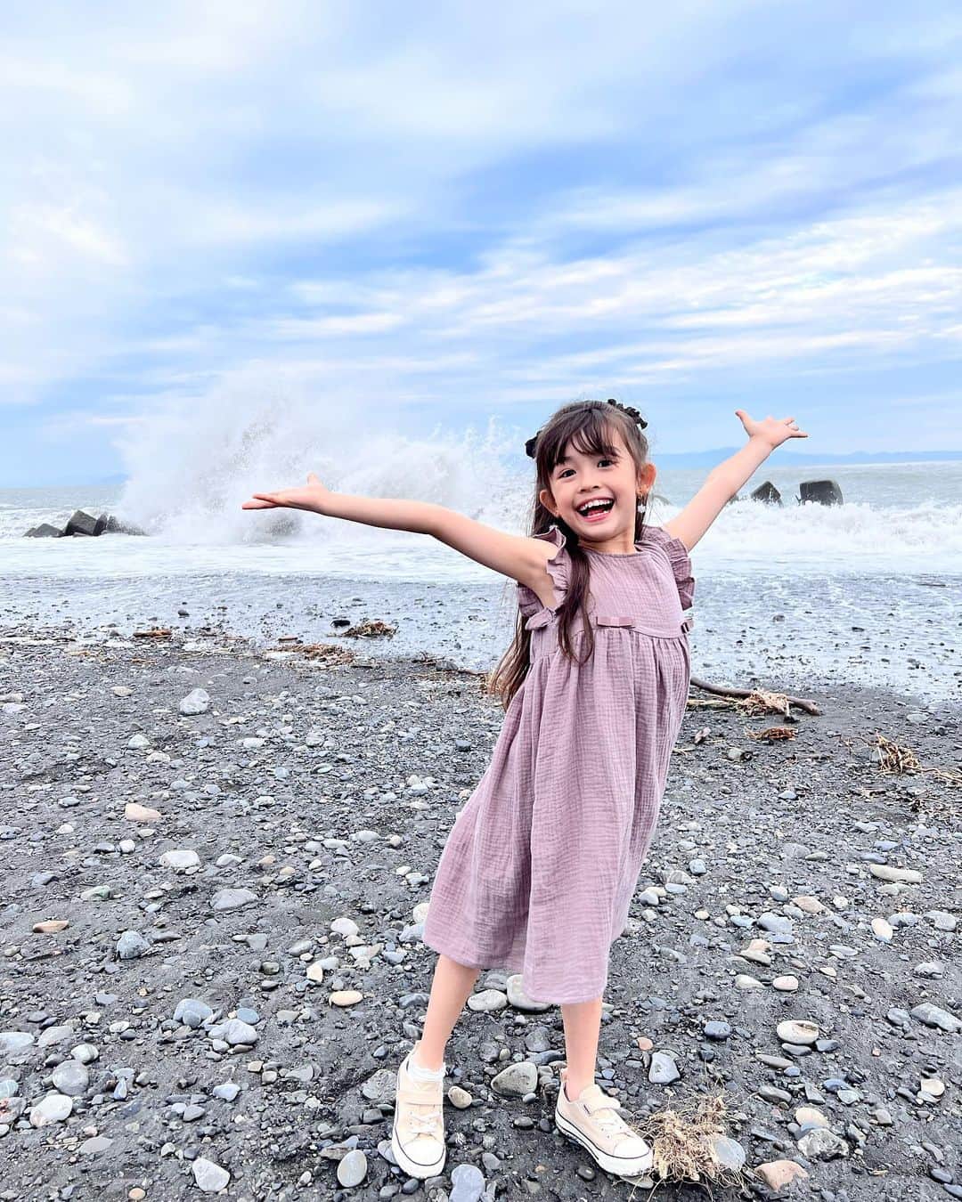 のインスタグラム：「🐚  シーグラス拾いをしたよ〜 シーグラスを拾って作品を作ります〜  #海 #sdgs #静岡 #アレン明亜莉クレア #めっちゃん」
