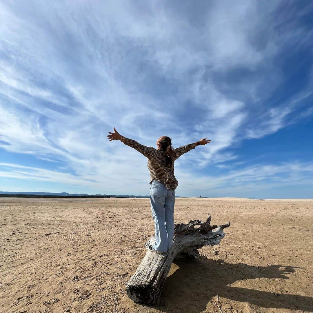 カリッサ・ムーアのインスタグラム：「Arms and heart wide open. The journey is imperfect but that’s what makes it extremely beautiful. Always working on letting go of expectations and embracing what is. When we surrender trying to control everything, we allow things to work out even better than we could ever imagine. Lay day was filled with adventuring, shell finding and another remarkable sunset from the comp zone 😊💕」