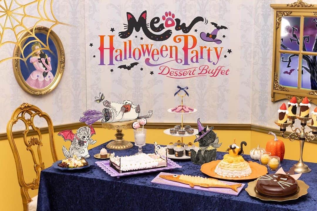 のインスタグラム：「🎃先行予約開始🎃デザートビュッフェ「Meow Halloween Party（ミャオハロウィーンパーティー）」🐈‍⬛9月2日（土）から10月29日（日）まで土日祝日限定で開催します💜  今回のデザートビュッフェは、宮殿に住んでいる猫たちが主役🐈‍⬛猫たちのゴージャスなハロウィーンパーティーがテーマです✨「私たちもご主人様のようにパーティーを楽しみたい！」と思い立った猫たちは、仮面をつけて仮装をしたり、ごちそうを食べたり🐟おばけを追いかけたり👻思い思いのハロウィーンパーティーを繰り広げます。  ビュッフェ台は、猫たちがハロウィーンパーティーを楽しむエリア✨猫たちがくつろぐ宮殿の寝室エリア🏰そして宮殿の外に現れるおばけのエリア🎃に分かれ、それぞれのエリアコンセプトに合わせたゴージャスかつスプーキーな空間で、猫たちとのパーティー気分をお楽しみいただけます☺️  ビュッフェ台には、猫たちがハロウィーンパーティーで着たいお気に入りのドレスをイメージした栗とかぼちゃのショートケーキや👗宮殿の中で猫たちがおやすみするイチジクのベッドムースケーキ、宮殿の外からパーティーの様子を覗いているおばけを表現したダークチェリーのタルトなど、ヒルトン東京ベイでしか味わうことができないユーモアに富んだデザートが並びます😋  さらに、洋梨や柿などの旬のフルーツを使用した秋の訪れを感じられるデザートもご用意🍁約20種類のラインナップでお届けします👐  セイボリー（軽食）には、猫が大好きなお魚が入ったアヒージョや🐟しゃきしゃきとした食感が楽しめる大根とさつまいものサラダなど約15種類を提供します🥗コーヒー、紅茶、ソフトドリンクのドリンクバーも料金に含まれているので、ランチとしての利用もおすすめです🍽  メニュー内容の詳細は後日発表いたします！  ご予約・詳細はプロフィールから公式ホームページへ🎃 プロフィール下の「食べ物を注文」のボタンからもご予約いただけます😻 @hiltontokyobay  【Meow Halloween Party（ミャオハロウィーンパーティー）詳細】 ⚫︎会場: 1階「ラウンジ・オー」 ⚫︎期間: 2023年9月2日（土）〜10月29日（日）※土日祝日限定 ⚫︎時間: 12:00〜/12:30〜/14:30〜/15:00〜（4部制・2時間制） ⚫︎料金: 大人4,700円/4〜8歳1,800円/9〜12歳2,600円 ※約20種類のドリンクバー付 ※料金には税金・サービス料が含まれます  【入店時間指定15%OFFスペシャルオファー】 ⚫︎対象日: 2023年9月2日（土）〜10月29日（日）※土日祝日限定 ⚫︎対象時間: 14:30〜/15:00〜（2時間制） ⚫︎対象人数: 1日50名様 ⚫︎対象者: オンライン予約限定 ⚫︎料金: 大人1名　4,700円→3,995円 ※料金には税金・サービス料が含まれます  #ヒルトン東京ベイ #ヒルトン #千葉 #舞浜 #デザートビュッフェ #デザート #ビュッフェ #スイーツ #セイボリー #子連れスポット#ハロウィーン #ハロウィン  #猫 #ハロウィーンパーティー #パーティー #仮装 #トリックオアトリート #ミャオ #秋  #おばけ #いたずら #hiltontokyobay #hilton #halloween #party #TrickOrTreat #happyhalloween #Halloween2023 #🎃」