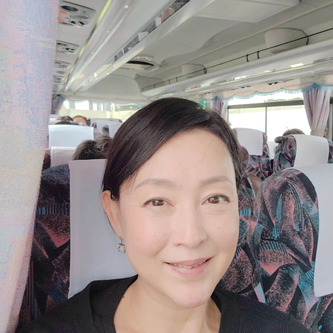 床嶋佳子さんのインスタグラム写真 - (床嶋佳子Instagram)「こんにちは！  先ほど新宿駅をバスで出発して明日公演の南会津町文化ホールに向かっております！🚌💨 4時間ほどかかるようです。 連休初日ですから混むかもしれませんね。😅  南会津の皆様よかったらいらしてくださいね‼️宜しくお願い致します！ #この子たちの夏 #御蔵入交流館  #南会津町文化ホール #7月16日 #15時開演 #旺なつき #かとうかず子 #西山水木 #根岸季衣 #原日出子 #床嶋佳子」7月15日 14時03分 - yoshiko.tokoshima