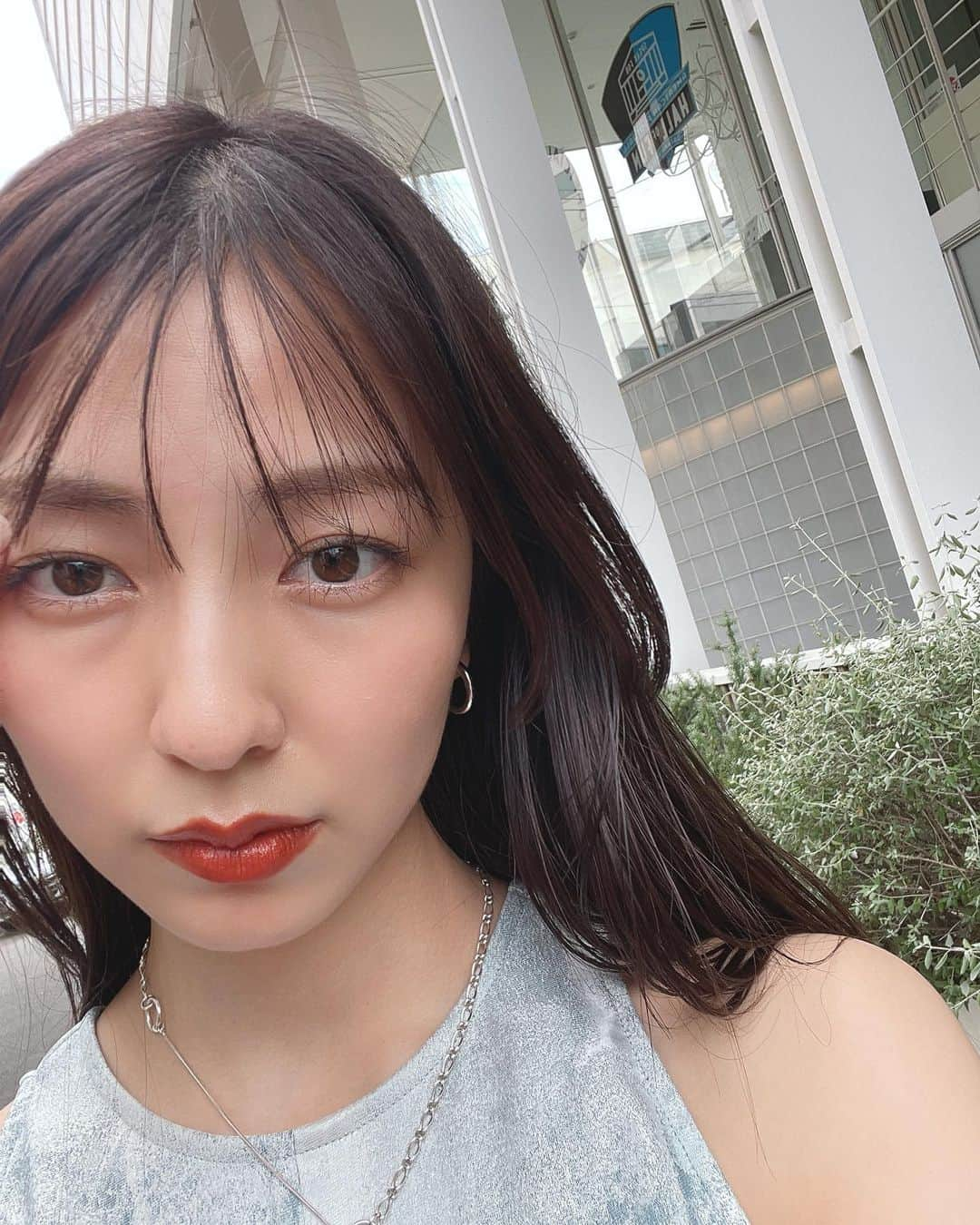 小島梨里杏のインスタグラム：「顔周りのカットを ちょびっと変えました✂️  役のイメージで。  こういう絶妙な変化、 些細な線引きとか  見た目からくる意識はもちろん、心の話でも、人との関わり方の中でも色々あるけど、守りたいものは自分で守れるようになろう と再認識 in お盆です。🌻  今日は送り火。 はやいなぁ。」