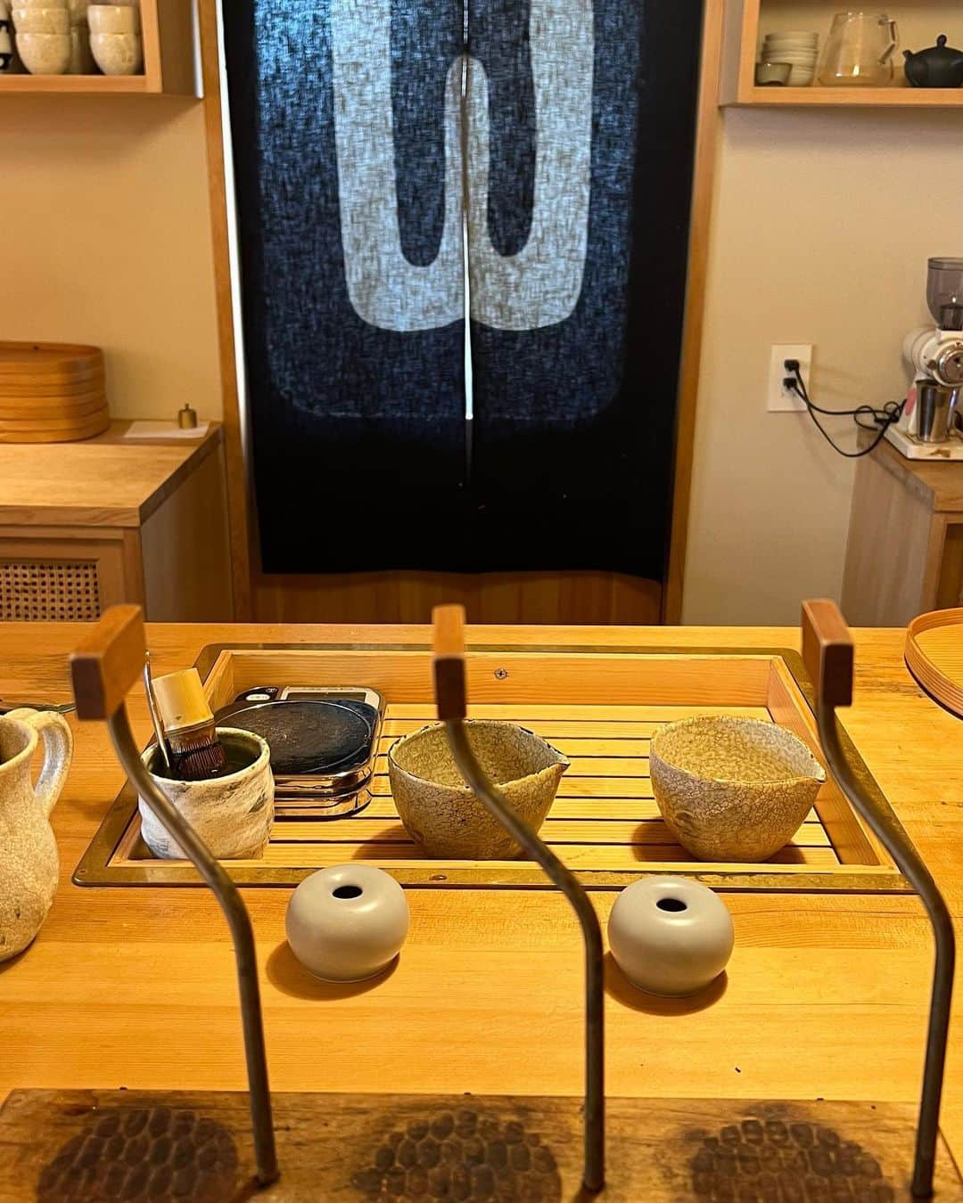 上田昌幸のインスタグラム：「茨城県の水戸にある『菓匠にいつま hanare』へ行ってきました。  店内いたるところに店主のこだわりが詰まっているオシャレand癒しの空間。 自慢のどら焼きも注文を受けてから焼くスタイル✨  琵琶の大福もお抹茶といただきました🍵おいしかった！  #菓匠にいつま hanare #どら焼き #琵琶大福 #茨城県 #めちゃくちゃ癒された #空間プロデュースって大事なのね #お茶のよしあしとかよくわかりませんが #ここのお店が良いのはわかります #ここは年パスないかしら？ #ディズニーランド以外も行くって話 #美味しゅうございました」