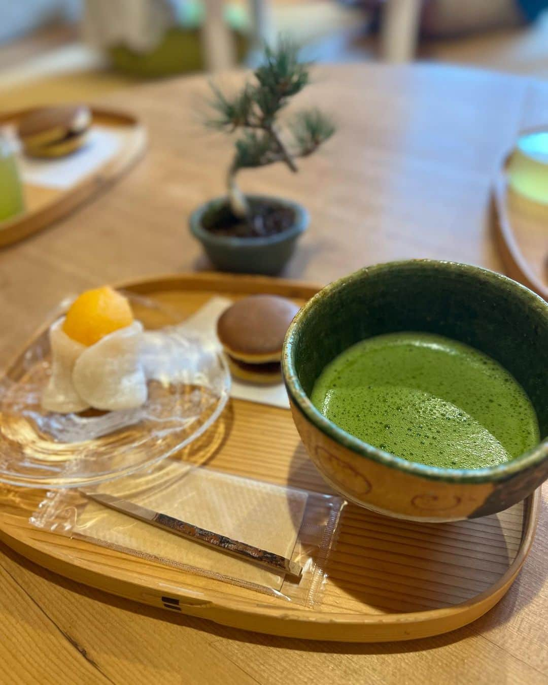 上田昌幸さんのインスタグラム写真 - (上田昌幸Instagram)「茨城県の水戸にある『菓匠にいつま hanare』へ行ってきました。  店内いたるところに店主のこだわりが詰まっているオシャレand癒しの空間。 自慢のどら焼きも注文を受けてから焼くスタイル✨  琵琶の大福もお抹茶といただきました🍵おいしかった！  #菓匠にいつま hanare #どら焼き #琵琶大福 #茨城県 #めちゃくちゃ癒された #空間プロデュースって大事なのね #お茶のよしあしとかよくわかりませんが #ここのお店が良いのはわかります #ここは年パスないかしら？ #ディズニーランド以外も行くって話 #美味しゅうございました」7月15日 14時17分 - uechan.uechan.uechan