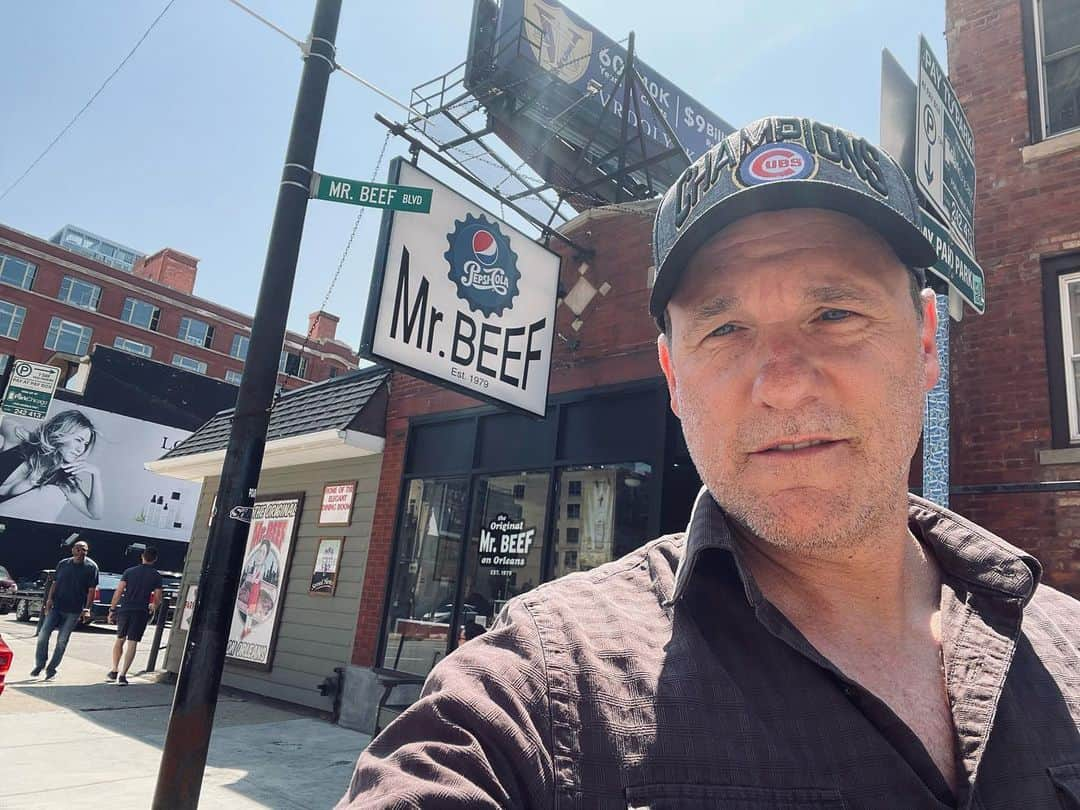 トム・ベリカさんのインスタグラム写真 - (トム・ベリカInstagram)「Starting off dad/son road trip baseball stadium tour in Chicago. Catching up with old friends, seeing pal @jeffperryreal crafting at @steppenwolfthtr, seeing @cubs and eating a ton of amazing food. On the road to our next stadium. Stay tuned and thank you Chi town!!  @robertjarzen  #MrBeef #GinosEast #TheWeinersCircle #WrigleyField #NoMansLand-Pinter #cleansewhenitsover」7月15日 14時17分 - tomverica