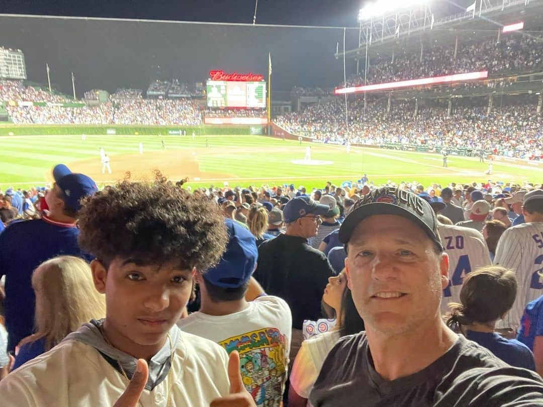 トム・ベリカさんのインスタグラム写真 - (トム・ベリカInstagram)「Starting off dad/son road trip baseball stadium tour in Chicago. Catching up with old friends, seeing pal @jeffperryreal crafting at @steppenwolfthtr, seeing @cubs and eating a ton of amazing food. On the road to our next stadium. Stay tuned and thank you Chi town!!  @robertjarzen  #MrBeef #GinosEast #TheWeinersCircle #WrigleyField #NoMansLand-Pinter #cleansewhenitsover」7月15日 14時17分 - tomverica