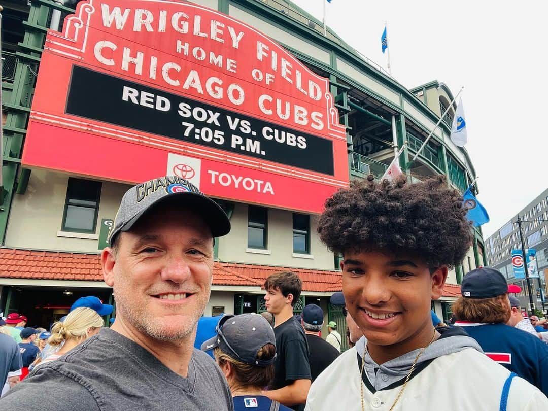 トム・ベリカのインスタグラム：「Starting off dad/son road trip baseball stadium tour in Chicago. Catching up with old friends, seeing pal @jeffperryreal crafting at @steppenwolfthtr, seeing @cubs and eating a ton of amazing food. On the road to our next stadium. Stay tuned and thank you Chi town!!  @robertjarzen  #MrBeef #GinosEast #TheWeinersCircle #WrigleyField #NoMansLand-Pinter #cleansewhenitsover」