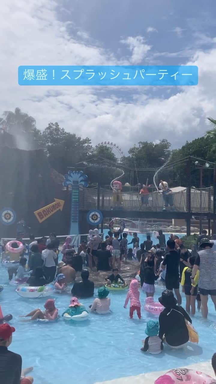 のインスタグラム：「晴天に恵まれた3連休初日のスプラッシュパーティー🌊  四方八方から水が降りかかる中、コチラと一緒に水をかけあって盛り上がったよ〜☀️  #鈴鹿サーキットパーク  #プール  #三重  #鈴鹿 #家族でお出かけ  #夏休み」