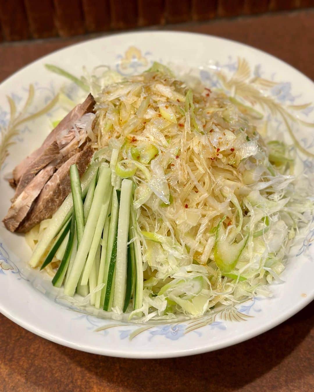 秋山具義さんのインスタグラム写真 - (秋山具義Instagram)「大橋『鶏舎』で今年２回目の「冷やし葱そば」。 天才的に美味しかった！ 葱油の香りと味がヤミツキ！  土曜日の昼はヤバい。 12:30に着いて大行列で着丼は13:50でした。  #鶏舎 #冷やし葱そば #具義冷やし中華2023 #具義ラーメン2023 #具義中華2023 #具義池尻大橋2023」7月15日 14時21分 - gugitter