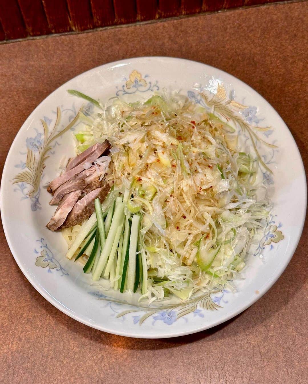 秋山具義さんのインスタグラム写真 - (秋山具義Instagram)「大橋『鶏舎』で今年２回目の「冷やし葱そば」。 天才的に美味しかった！ 葱油の香りと味がヤミツキ！  土曜日の昼はヤバい。 12:30に着いて大行列で着丼は13:50でした。  #鶏舎 #冷やし葱そば #具義冷やし中華2023 #具義ラーメン2023 #具義中華2023 #具義池尻大橋2023」7月15日 14時21分 - gugitter