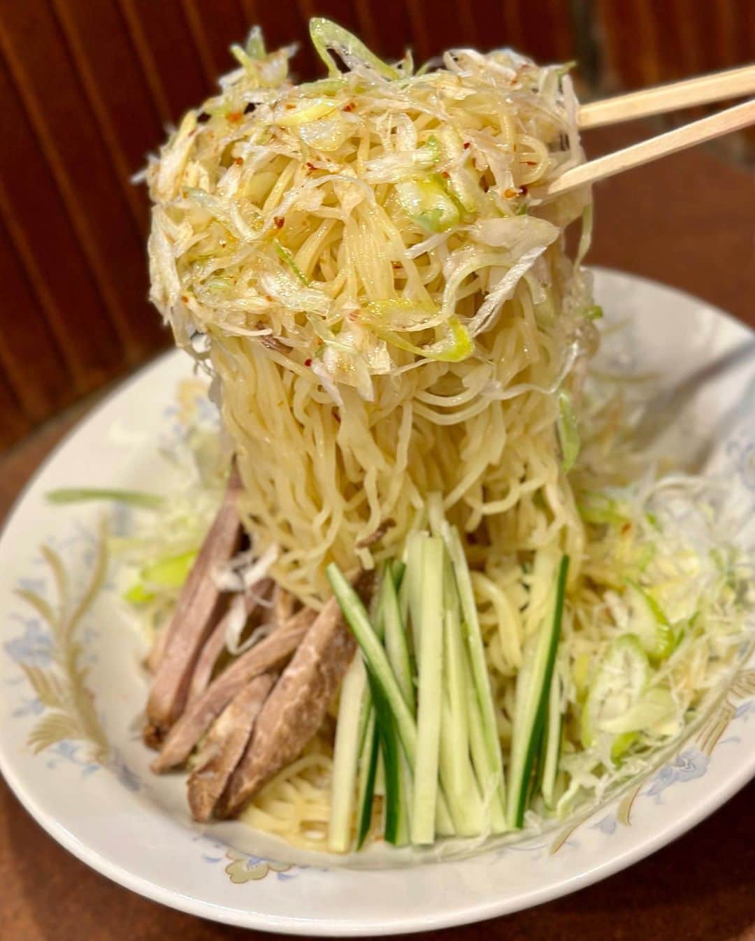 秋山具義さんのインスタグラム写真 - (秋山具義Instagram)「大橋『鶏舎』で今年２回目の「冷やし葱そば」。 天才的に美味しかった！ 葱油の香りと味がヤミツキ！  土曜日の昼はヤバい。 12:30に着いて大行列で着丼は13:50でした。  #鶏舎 #冷やし葱そば #具義冷やし中華2023 #具義ラーメン2023 #具義中華2023 #具義池尻大橋2023」7月15日 14時21分 - gugitter