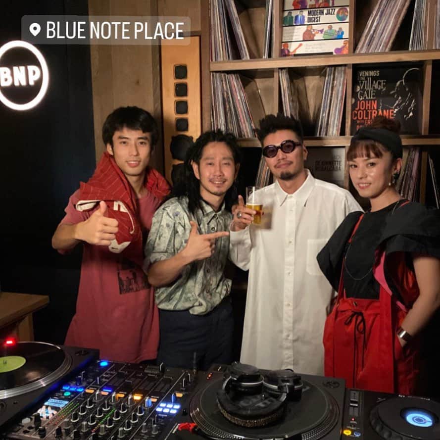 azumiのインスタグラム：「昨夜の @bluenote_place  HIMI TRIO @himimojo 素晴らしかったですね〜！演奏もさることながらもうセンスが溢れすぎ。ほんと凄い。  あと、20年ぶりくらいにCHARAさん @chara_official_  と再会できました。同じレコード会社&同じディレクターさんでデビューさせてもらった大先輩なのです。相変わらずめちゃくちゃ可愛かった。あのキュートさヤバくない？  #himitrio #bluenoteplace #azumi #wyolica」