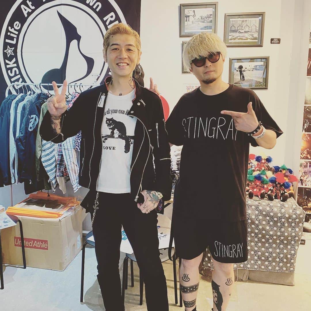 のインスタグラム：「【札幌サウシュー写真展 &STINGRAY三日目！】 ジョインから戻ってきました！19時までススキノのTWLV(トュエルブ)にて(中央区 南7条西3丁目2-15 ユニバーサルアテネビル3F)お待ちしてます！今日から三日間ヒゴさんのRISK出店！学校や仕事終わりにふらりと是非！僕は最終日まで全日程までずっと居ます！STINGRAY新作オススメはTシャツ&短パン！今日は夜はカウンターアクションにて緩くDJパーティ！乾杯しましょう！  #stingray #streetfashion #dot  #ドット #札幌  #ストリート　  #oneokrock  #ストレイテナー #fomare  #プッシュプルポット #androp #thebackhorn #ビレッジマンズストア #thepillows #ren  #frontierbackyard  #dopingpanda  #hawaiian6  #thebandapart #fomare」