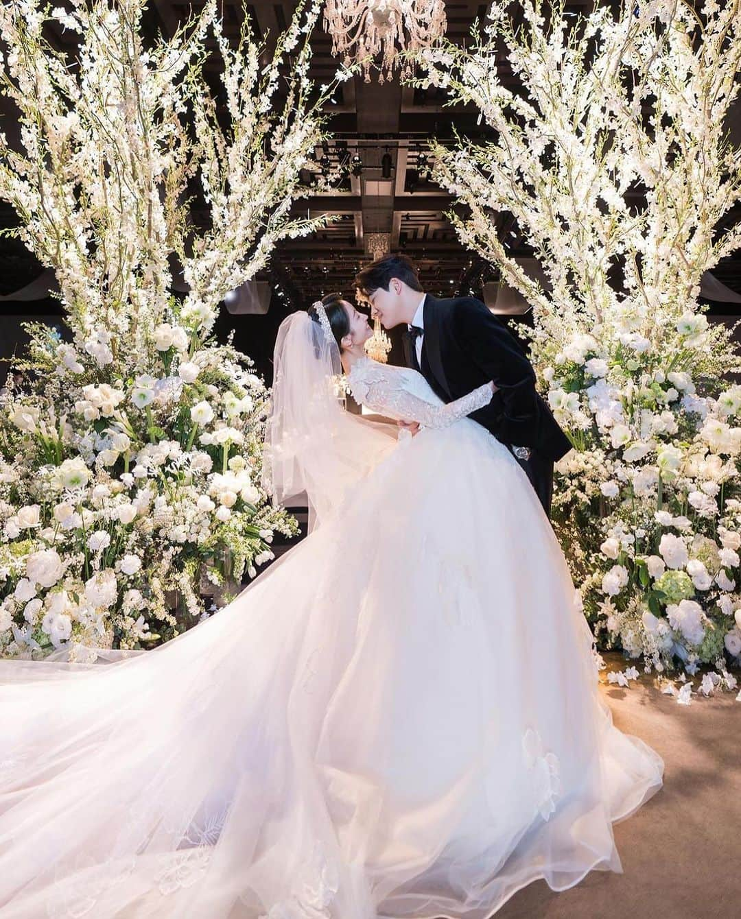 プレ花嫁の結婚式準備サイト marry【マリー】さんのインスタグラム写真 - (プレ花嫁の結婚式準備サイト marry【マリー】Instagram)「ロマンスを感じる🥺✨ ドラマチックなキスショット🤍 ⁡ ⁡ こんな特別なポーズも、 結婚式の日ならお互い恥ずかしくないかも。 ⁡ ⁡ ライトに透けるベールが美しすぎます...！ ⁡ ぜひチャレンジしてみてください❣️ ⁡ ⁡ ⁡ ⁡ regram @gmldi9066  ⁡ ⁡ ⁡ ⁡ * @marryxoxo_wd は世界中から見つけたときめくウェディング情報を発信するメディアです♡ ⁡ プロフィールURLのサイトから、 結婚式アイデアをたくさん見られます🪞 Instagramでは投稿していないテーマも たくさんあります𓊮𓍯 ⁡ ⁡ ⁡ #結婚式#ウェディング#プレ花嫁#結婚式準備#ウェディングフォト#韓国ウェディング#韓国ウェディングフォト#結婚式前撮り」7月15日 14時24分 - marryxoxo_wd