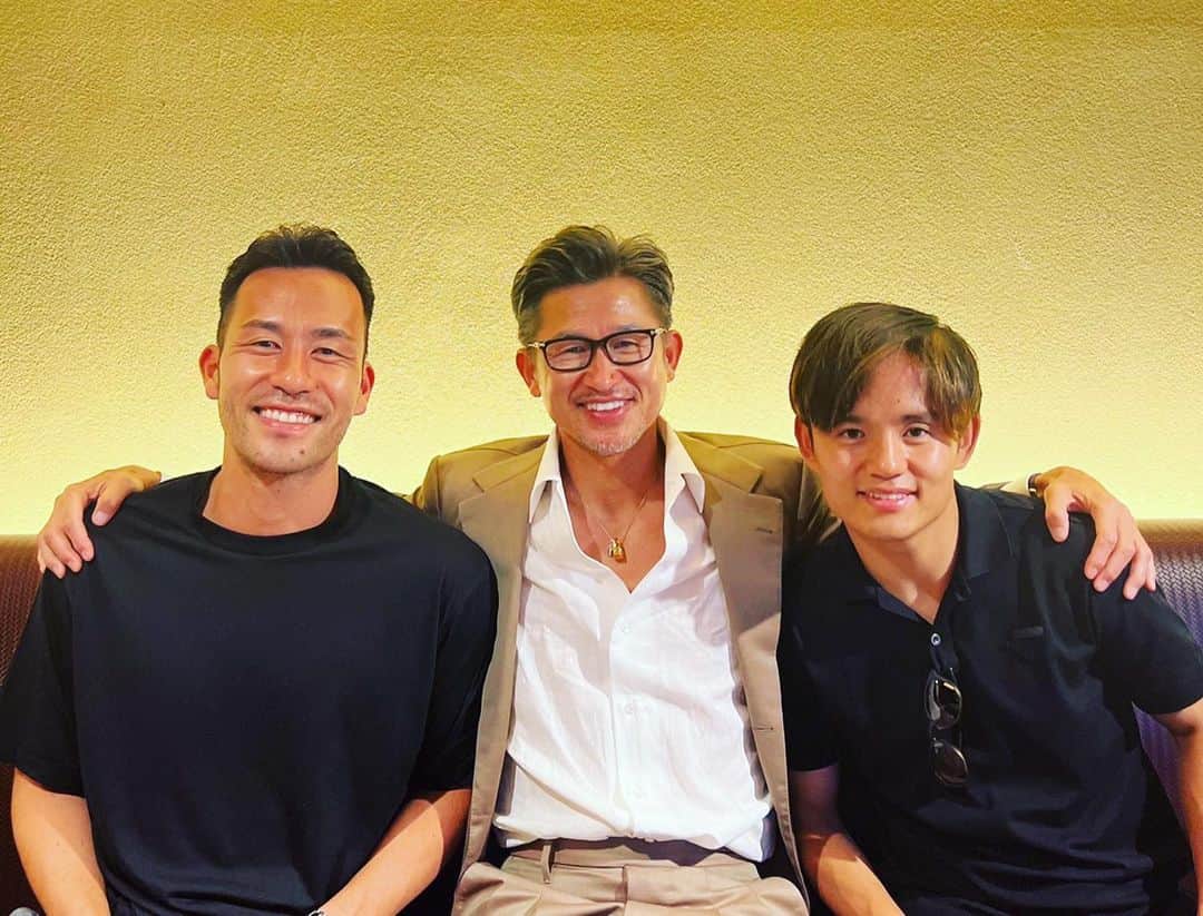 のインスタグラム：「Such a great time⚽️ 麻也さん誘ってくれて ありがとうございました‼️ お二人の話を聞いて今シーズン もっと頑張ろうと思えました🔥 #👑  #kazuyoshimiura  #mayayoshida」