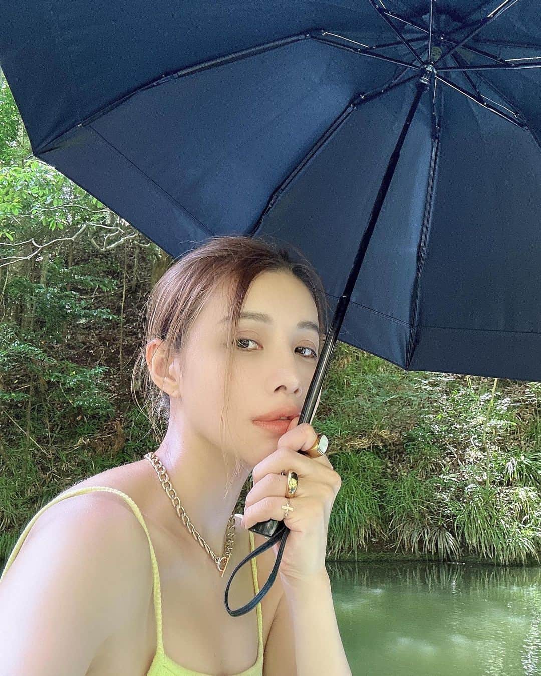 難波サキのインスタグラム：「-𝐈𝐭’𝐬 𝐭𝐨𝐨 𝐡𝐨𝐭!🥵 みんな塩分と水分とって熱中症気をつけてね❗️ 📸 寝不足で炎天下、日傘でもキツいやつ💦 顔に現れている🫣苦笑」