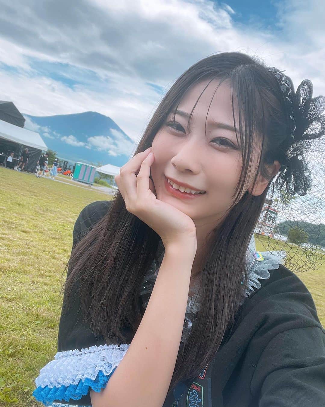 塩野響子さんのインスタグラム写真 - (塩野響子Instagram)「⠀富士山とツーショット✌️💙 ⠀ ⠀ #山中湖 #富士山 #SPARK #夏フェス #黒髪 #衣装 #アイドル」7月15日 21時00分 - kyondayo1206