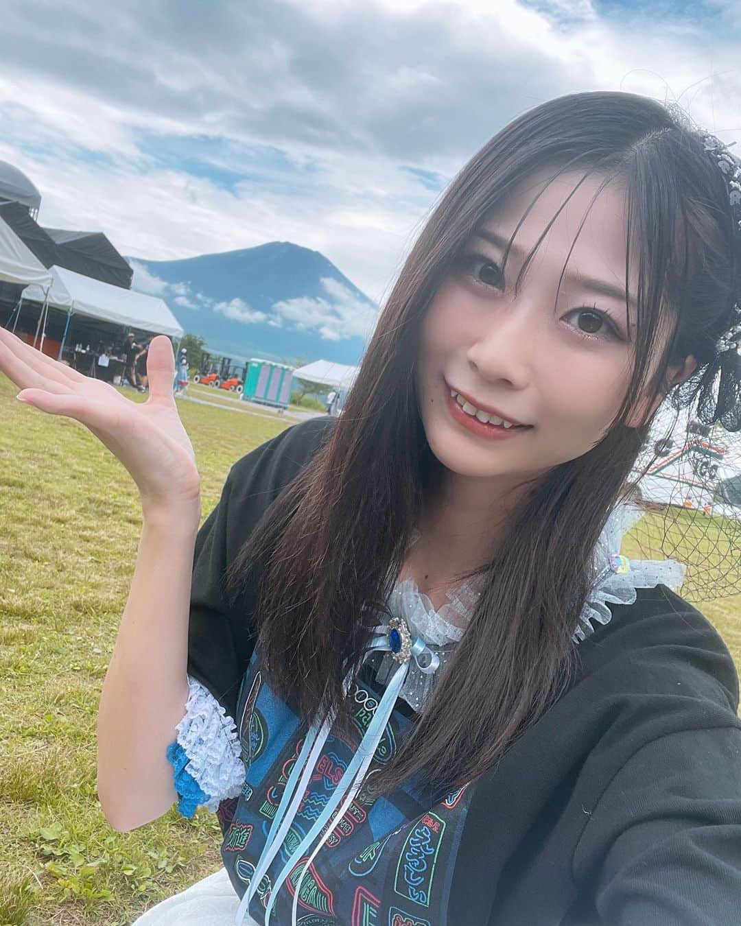 塩野響子さんのインスタグラム写真 - (塩野響子Instagram)「⠀富士山とツーショット✌️💙 ⠀ ⠀ #山中湖 #富士山 #SPARK #夏フェス #黒髪 #衣装 #アイドル」7月15日 21時00分 - kyondayo1206