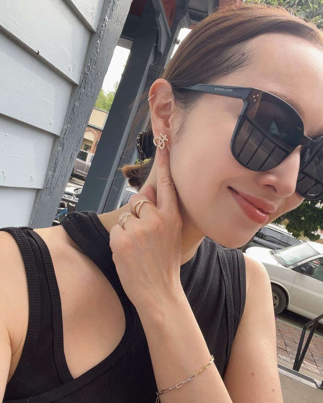 翁安芸のインスタグラム：「あ🖤  #aspen #アスペン #akiweng #あ #ピアス」