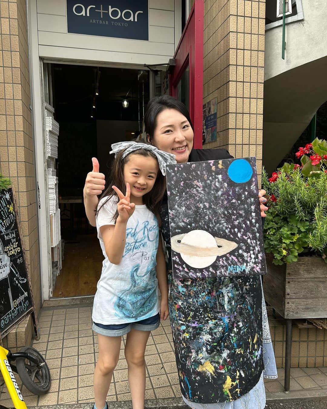 中岡由佳さんのインスタグラム写真 - (中岡由佳Instagram)「❇︎ 「惑星と星」をスポンジと指で描きました🪐 Michi先生のエプロンに広がる宇宙のアート。 #art #artbar #8y11m」7月15日 14時46分 - yuka_nakaoka