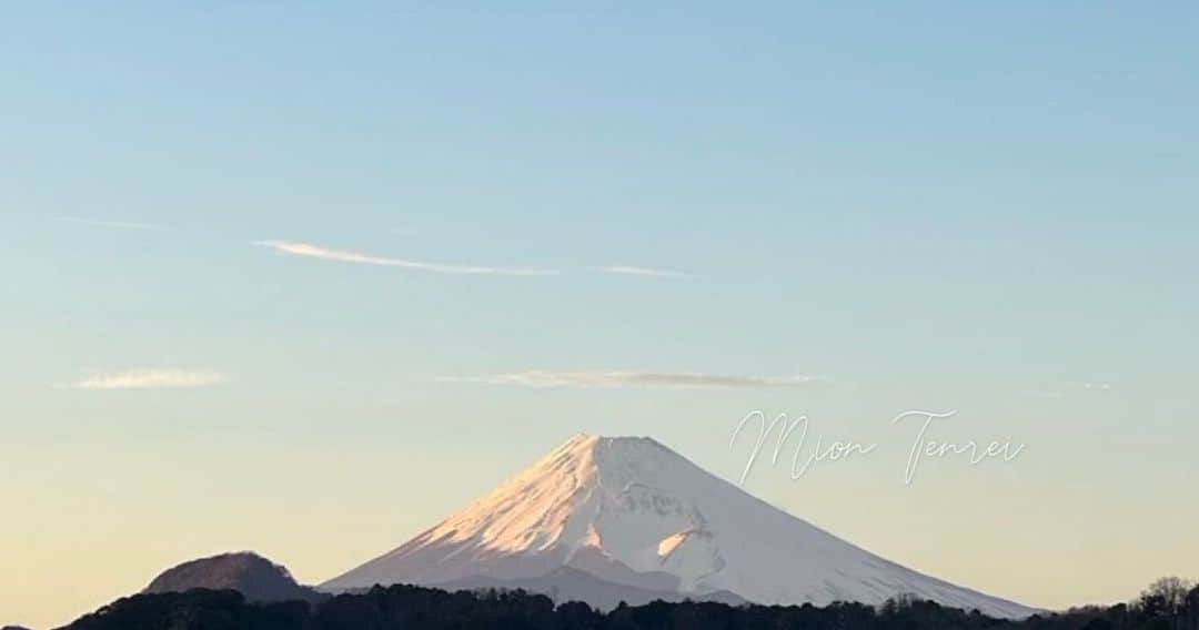 天玲美音さんのインスタグラム写真 - (天玲美音Instagram)「#美音の撮る富士山 なんかこのコントラストに引き込まれる一枚です☺︎ 日本一🗻🇯🇵  7/15.Sat #てんれなうるうる 100%LOVEのコーナーテーマは...『富士山』でした！ ハイライト【ラジオ📻①】から、聴く事ができます👂✨  ▶︎詳しくは、Official Site BLOGへ  #富士山好き #富士山 #空 #雲 #空好き #空が好き #mtfuji #癒しの風景 #だれかにみせたい景色 #ダレカニミセタイフウケイ #富士山好きな人と繋がりたい #そらすきな人と繋がりたい #空の写真館 #富士山のある風景」7月15日 14時43分 - miontenrei