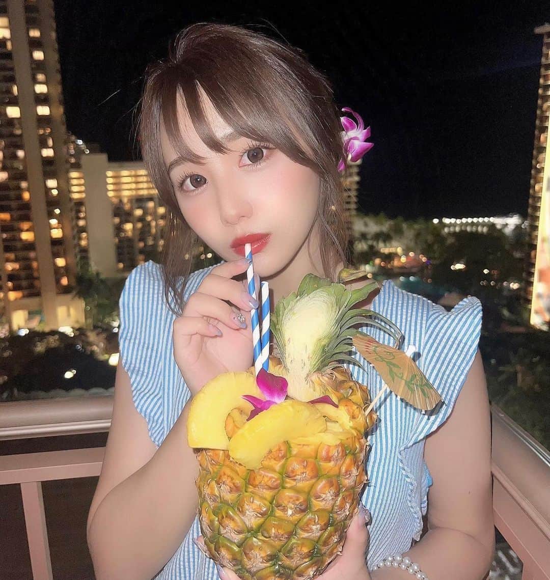 加藤里奈のインスタグラム：「⋆  お部屋からの夜景と パイナップルジュース🍍  最高な時間♡  #海外旅行 #海外 #海外コーデ #旅行 #旅行コーデ #旅行好きな人と繋がりたい #旅行記 #ハワイ #ハワイ旅行 #ハワイグルメ #ハワイ生活 #ハワイアンカフェ #Hawaii #hawaiistagram #hawaiisbestphotos #hawaiilife」