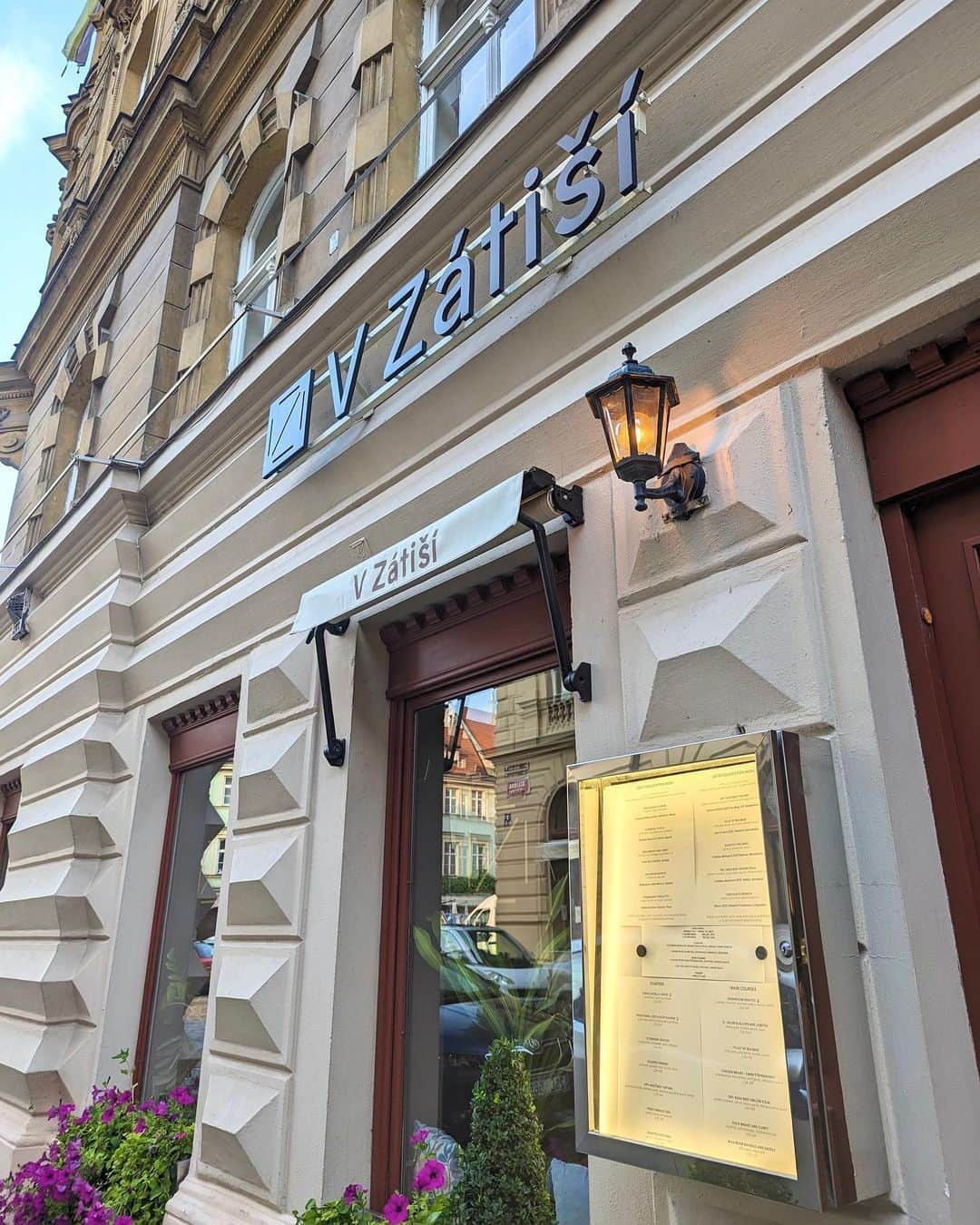 安岡あゆみさんのインスタグラム写真 - (安岡あゆみInstagram)「. Prague gourmet🇨🇿🍽️ 📍Kampa Park Restaurant カレル橋近くにある欧州料理屋さん。 ロケーションが最高なのでテラス席がオススメですが、要予約です✍🏻 📍V Zatisi こちらもカレル橋近くにあるフュージョンレストラン。 お店イチオシが全ていただけるデグステーションメニューがオススメです✍🏻 📍 Kantyna 知る人ぞ知るお肉屋さんが経営する生肉専門店🍖 お昼時は混み合うので早めランチがベストです✍🏻 📍angelate 行列ができるジェラート屋さん🍨 回転は早いのですぐ入れます。ピスタチオ味がイチオシです💚 . . #prague #czech #praguetravel #czechtravel #ayumi_y_gourmet #ayumi_y_travel #プラハ #チェコ #プラハ旅行 #チェコ旅行  #ヨーロッパ旅行 #ヨーロッパ周遊」7月15日 14時47分 - ayumi_yasuoka