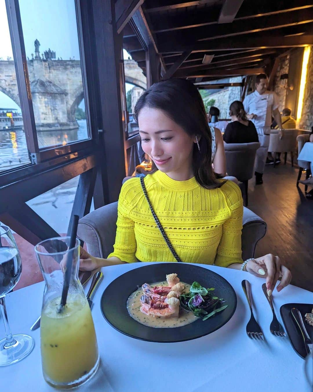 安岡あゆみさんのインスタグラム写真 - (安岡あゆみInstagram)「. Prague gourmet🇨🇿🍽️ 📍Kampa Park Restaurant カレル橋近くにある欧州料理屋さん。 ロケーションが最高なのでテラス席がオススメですが、要予約です✍🏻 📍V Zatisi こちらもカレル橋近くにあるフュージョンレストラン。 お店イチオシが全ていただけるデグステーションメニューがオススメです✍🏻 📍 Kantyna 知る人ぞ知るお肉屋さんが経営する生肉専門店🍖 お昼時は混み合うので早めランチがベストです✍🏻 📍angelate 行列ができるジェラート屋さん🍨 回転は早いのですぐ入れます。ピスタチオ味がイチオシです💚 . . #prague #czech #praguetravel #czechtravel #ayumi_y_gourmet #ayumi_y_travel #プラハ #チェコ #プラハ旅行 #チェコ旅行  #ヨーロッパ旅行 #ヨーロッパ周遊」7月15日 14時47分 - ayumi_yasuoka