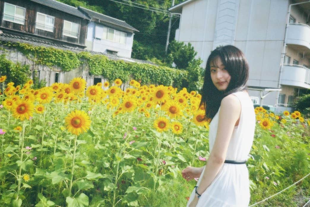 川原美咲のインスタグラム：「🌻🌻🤍 ・ ・ なつかしいしゃしんを りめいくしてみました。 ・ ２枚目がほんまもんです。 もう迷ったので全部載せちゃう☆笑 ・ ・ ・ 2022.06 ・ ・ ・ #下灘駅 #下灘 #海が1番近い駅 #下灘駅の夕陽 #下灘駅🚃 #下灘駅ひまわり #愛媛県 #坊っちゃん劇場 #愛媛観光 #愛媛観光スポット  #dazzcam #dazzcamera #フィルムカメラ #被写体モデル #被写体女子 #被写体になります #カメラ女子 #カメラ好きな人と繋がりたい  #02년생 #0203students #0203studentsさんと繋がりたい #0203line #02line #02世代」