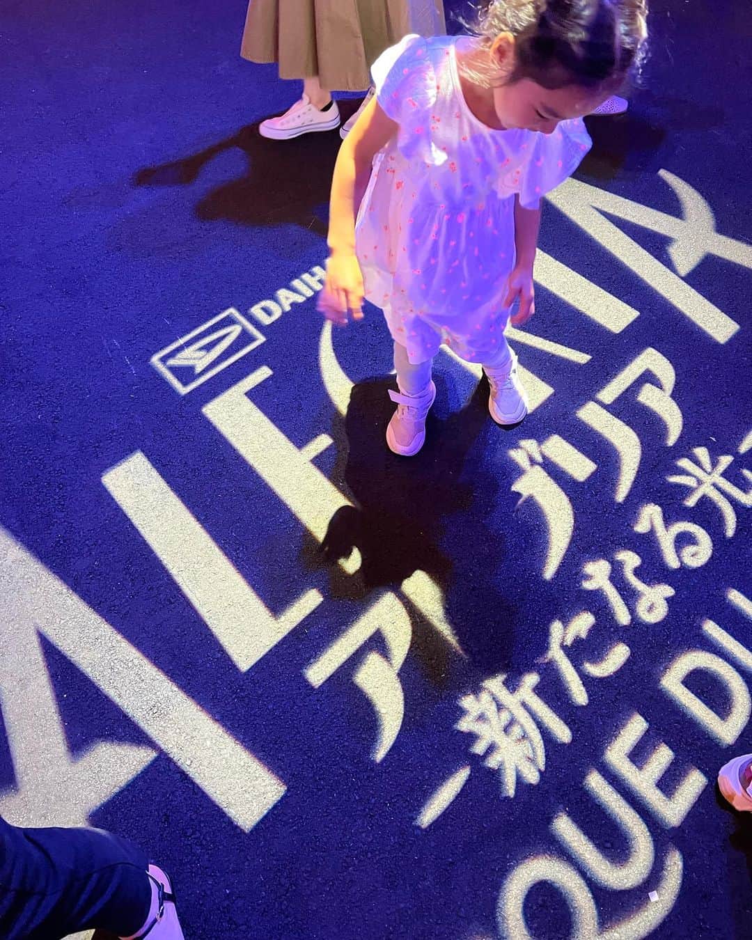 林香里さんのインスタグラム写真 - (林香里Instagram)「・ ・ 5年ぶりのシルク・ド・ソレイユ　@alegria.jp 🎪🎭🤹🏻‍♀️ 大阪公演、初日行ってきましたー♡ 生歌、生演奏に、素晴らしい衣装、 ちょいちょい入る可愛いコントも🤡👌🏻💙💛 最初から最後まで大迫力のパフォーマンスで あっという間の2時間15分で 子供達も大興奮だったー😳😆!!! 夏休み前に良い思い出が出来ました🌻  #アレグリア大阪公演 #アレグリア #森ノ宮ビッグトップ #シルクドゥソレイユ」7月15日 14時58分 - kaori_hayashi1203