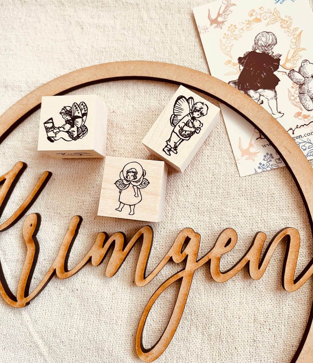 手紙社のインスタグラム：「【月刊手紙舎8月号企画「Krimgen手帳デコ大賞」募集中！】 「月刊手紙舎」8月号では、目にした瞬間柔和な画面の中に生命の美しさや強さを感じさせるイラストを手がける絵描き・デザイナー​​であるKrimgen​​さんを特集します。  今回もKrimgen特集に合わせて、誰もが参加できる「Krimgen手帳デコ大賞」を開催中です。みなさんが自分で「これはよくできた！」と思うKrimgenさんの作品をメインに使った手帳デコ写真をぜひInstagramでシェアしてください。見事「Krimgen手帳デコ大賞」に輝いた方には、Krimgenさんからスペシャルな賞品をプレゼント！　ただいま募集中ですのでぜひ気軽にぜひお気軽にご参加くださいね。締切は7月17日（月）です。  ▶︎詳しくは「@tegamisha」プロフィールのURLより、情報まとめページへ！  ［応募方法］ 実施期間中にご自身のInstagramで以下の2つをアップしてください。  1.自作のKrimgenさん作品をメインに使った「手帳デコ」の写真 2.デコのポイント説明文と最後にハッシュタグ「#Krimgen手帳デコ大賞」  ［実施期間］ 2023年7月17日（月）まで  受賞者の手帳デコ作品は、月刊手紙舎8月号「Krimgen特集」内で掲載いたします。ふるってご応募くださいね！ お待ちしております！  #Krimgen手帳デコ大賞　#Krimgen　#月刊手紙舎　#手紙舎　#手紙社　#紙雑貨　#紙好き　#文房具　#文具　#文具好き　#手帳デコ」