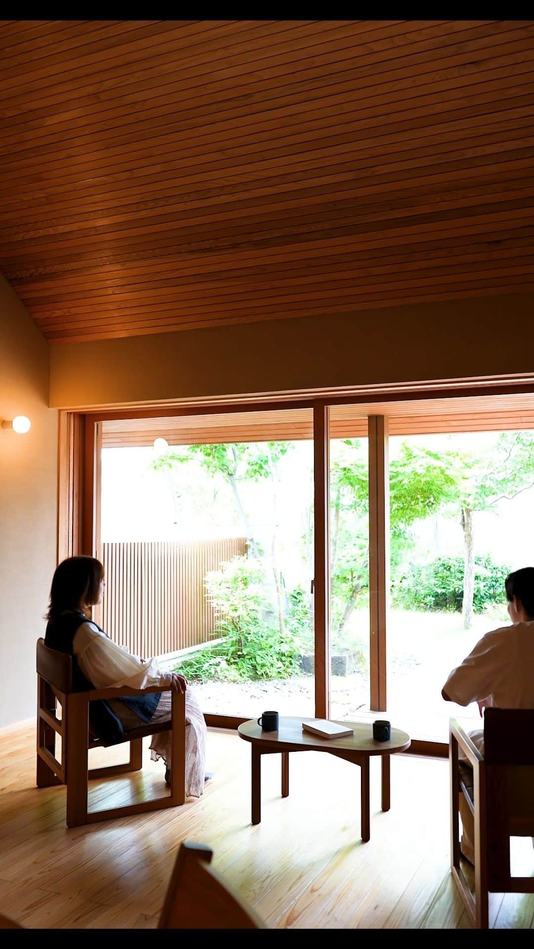 ミヤワキホームのインスタグラム：「優しい光差し込む癒しの空間、そして開放リビングのある住宅展示場「高岡の家 もみじ」です。  日本の現代住宅設計を牽引する建築家の伊礼智先生に設計・監修をしていただきました。  高い設計力と熟練した職人の技術をカタチにした家です。  人が育つ場として本当に豊かな空間とはなにかを見つめ直し、自然素材をいかして、小さくても上質な暮らしのできる家をめざしました。 －－－－－－－－－－－－－－－－－－－－－－－ ご見学は随時ご予約受付中です！  ➭➭➭ @miyawakihome 各時間１組限定 富山県高岡市佐野1400-1(ミヤワキホーム本社横)  #家づくり に役立つ情報も定期的に更新中です！ －－－－－－－－－－－－－－－－－－－－－－－ #ルームツアー #ルームツアー動画 #住宅展示場 #伊礼智 #富山県建築賞 #萩野寿也 #景観デザイン #フルオープンサッシ #景色を楽しむ  #家づくりアイディア #失敗しない家づくり #後悔しない家づくり #収納アイディア #間取りの工夫 #自然素材の家 #無垢 #無垢材 #新築 #マイホーム #工務店がつくる家 #リフォーム #リノベーション #高岡工務店 #富山注文住宅 #高岡注文住宅 #高岡市 #木の家 #ミヤワキ建設 #ミヤワキホーム」