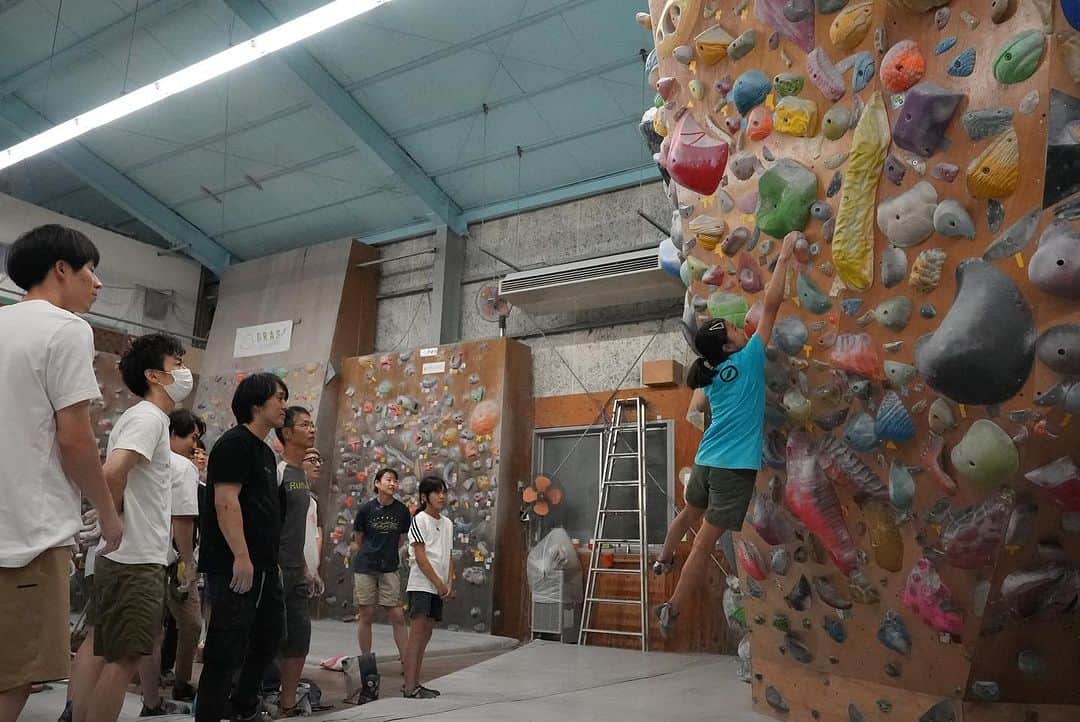小山田大さんのインスタグラム写真 - (小山田大Instagram)「木曜日は小山田道場の日、この日も沢山の参加者で賑わいました。 テーマは「距離出し」基本的な考え方や身体の動かし方のレッスンをしました。 みんな遠いホールドが取れるようになったかな？  次回もお楽しみに！  @project_climbing_gym」7月15日 15時02分 - dai_koyamada